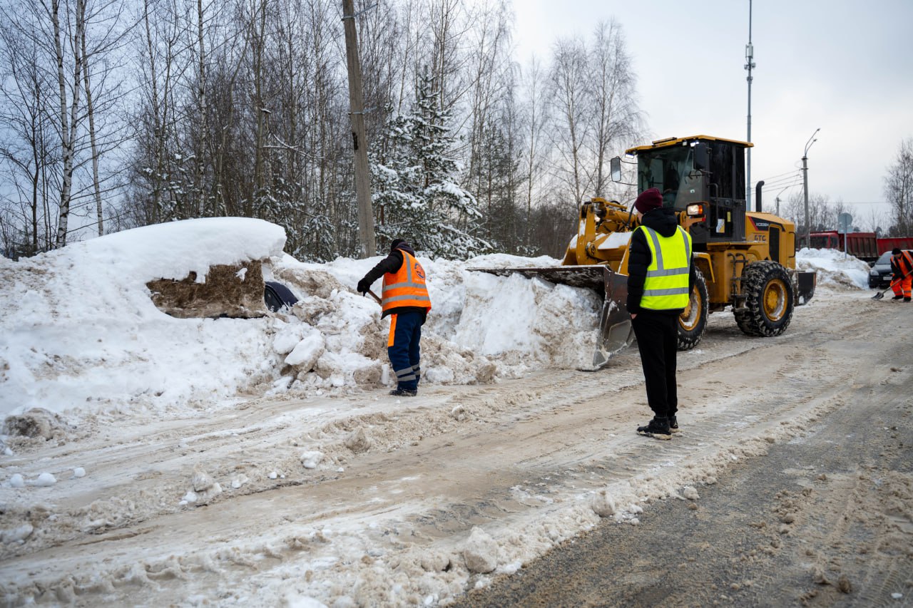 В целях обеспечения безопасности дорожного движения и качественной уборки снега сегодня, 26 февраля, на проезжей части улицы Полевой проводятся работы по очистке дорожного полотна с привлечением специализированной техники. В связи с затруднением проезда спецтехники и общественного транспорта, вызванным припаркованными вдоль дороги автомобилями, убедительная просьба ко всем автовладельцам: незамедлительно освободить проезжую часть улицы Полевой для беспрепятственного прохода снегоуборочной техники и движения автобусов. Обращаем ваше внимание, что из-за невозможности полноценной уборки маршрутные автобусы в утренние часы не смогли прибыть на конечную остановку по улице Полевой. На данный момент маршрутные автобусы ходят с перебоями. Для обеспечения расчистки улицы и принудительной эвакуации транспорта, мешающего уборке, задействован эвакуатор. Рассчитываем на ваше понимание и содействие. Глава городского округа Фрязино Дмитрий Воробьев