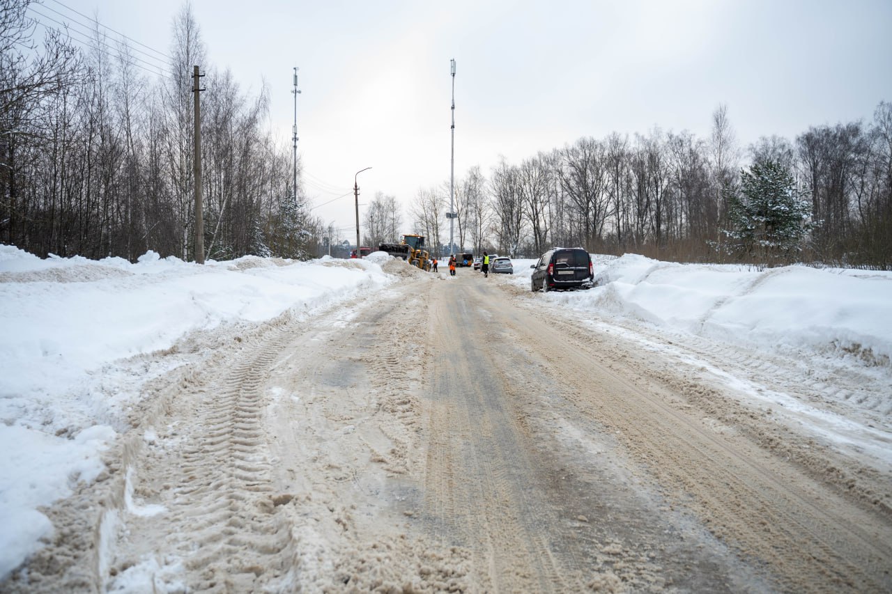 В целях обеспечения безопасности дорожного движения и качественной уборки снега сегодня, 26 февраля, на проезжей части улицы Полевой проводятся работы по очистке дорожного полотна с привлечением специализированной техники. В связи с затруднением проезда спецтехники и общественного транспорта, вызванным припаркованными вдоль дороги автомобилями, убедительная просьба ко всем автовладельцам: незамедлительно освободить проезжую часть улицы Полевой для беспрепятственного прохода снегоуборочной техники и движения автобусов. Обращаем ваше внимание, что из-за невозможности полноценной уборки маршрутные автобусы в утренние часы не смогли прибыть на конечную остановку по улице Полевой. На данный момент маршрутные автобусы ходят с перебоями. Для обеспечения расчистки улицы и принудительной эвакуации транспорта, мешающего уборке, задействован эвакуатор. Рассчитываем на ваше понимание и содействие. Глава городского округа Фрязино Дмитрий Воробьев
