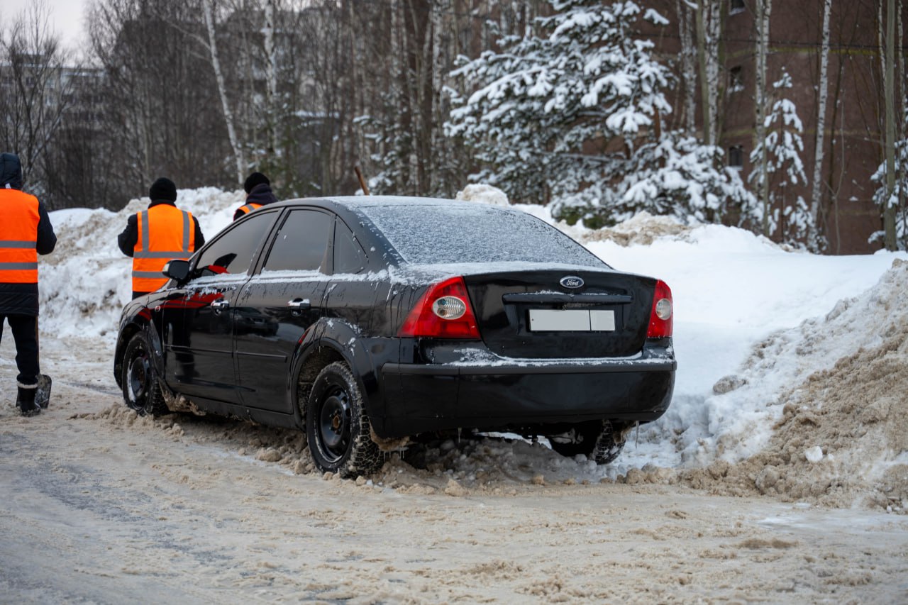 В целях обеспечения безопасности дорожного движения и качественной уборки снега сегодня, 26 февраля, на проезжей части улицы Полевой проводятся работы по очистке дорожного полотна с привлечением специализированной техники. В связи с затруднением проезда спецтехники и общественного транспорта, вызванным припаркованными вдоль дороги автомобилями, убедительная просьба ко всем автовладельцам: незамедлительно освободить проезжую часть улицы Полевой для беспрепятственного прохода снегоуборочной техники и движения автобусов. Обращаем ваше внимание, что из-за невозможности полноценной уборки маршрутные автобусы в утренние часы не смогли прибыть на конечную остановку по улице Полевой. На данный момент маршрутные автобусы ходят с перебоями. Для обеспечения расчистки улицы и принудительной эвакуации транспорта, мешающего уборке, задействован эвакуатор. Рассчитываем на ваше понимание и содействие. Глава городского округа Фрязино Дмитрий Воробьев