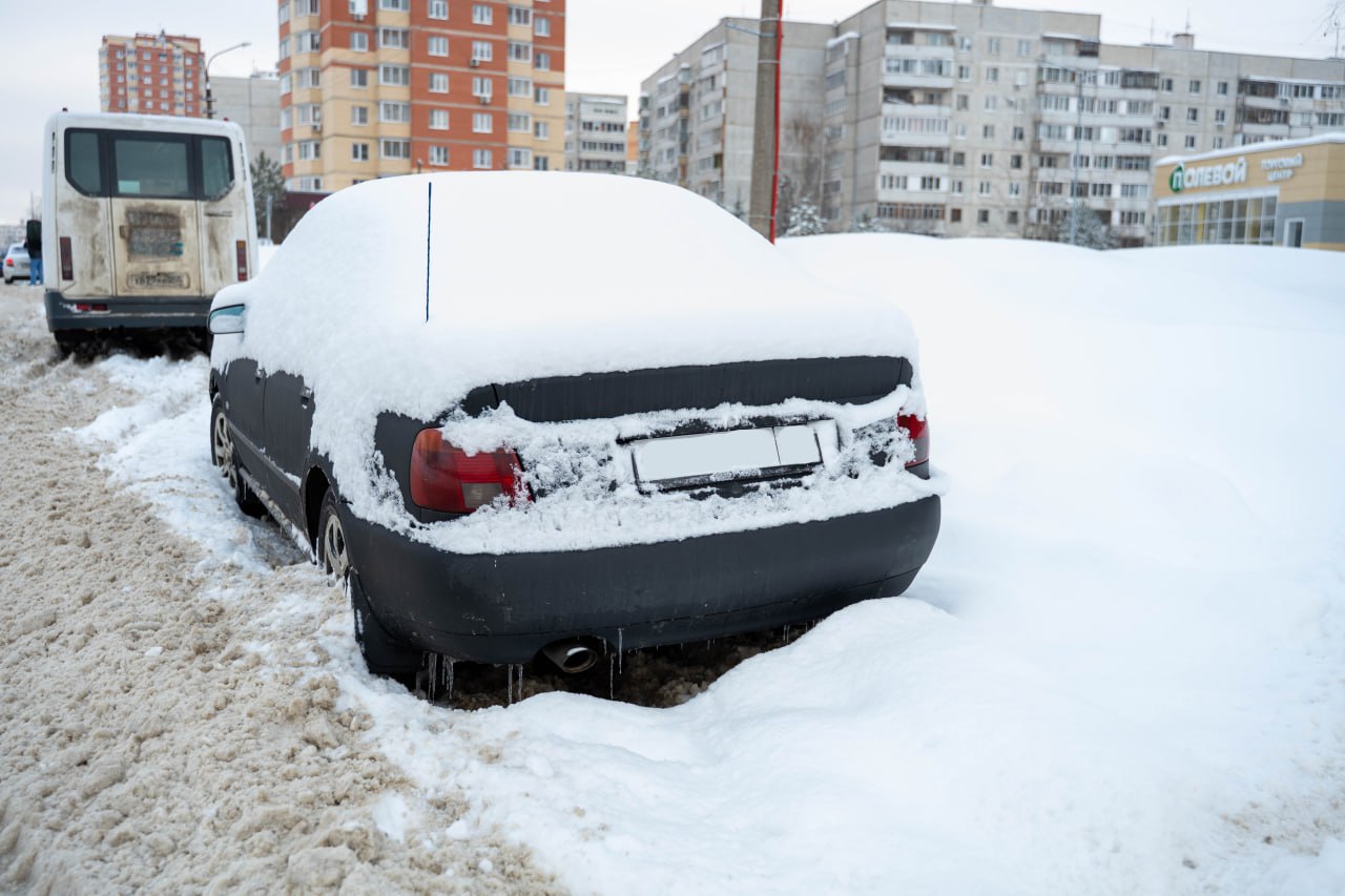 В целях обеспечения безопасности дорожного движения и качественной уборки снега сегодня, 26 февраля, на проезжей части улицы Полевой проводятся работы по очистке дорожного полотна с привлечением специализированной техники. В связи с затруднением проезда спецтехники и общественного транспорта, вызванным припаркованными вдоль дороги автомобилями, убедительная просьба ко всем автовладельцам: незамедлительно освободить проезжую часть улицы Полевой для беспрепятственного прохода снегоуборочной техники и движения автобусов. Обращаем ваше внимание, что из-за невозможности полноценной уборки маршрутные автобусы в утренние часы не смогли прибыть на конечную остановку по улице Полевой. На данный момент маршрутные автобусы ходят с перебоями. Для обеспечения расчистки улицы и принудительной эвакуации транспорта, мешающего уборке, задействован эвакуатор. Рассчитываем на ваше понимание и содействие. Глава городского округа Фрязино Дмитрий Воробьев