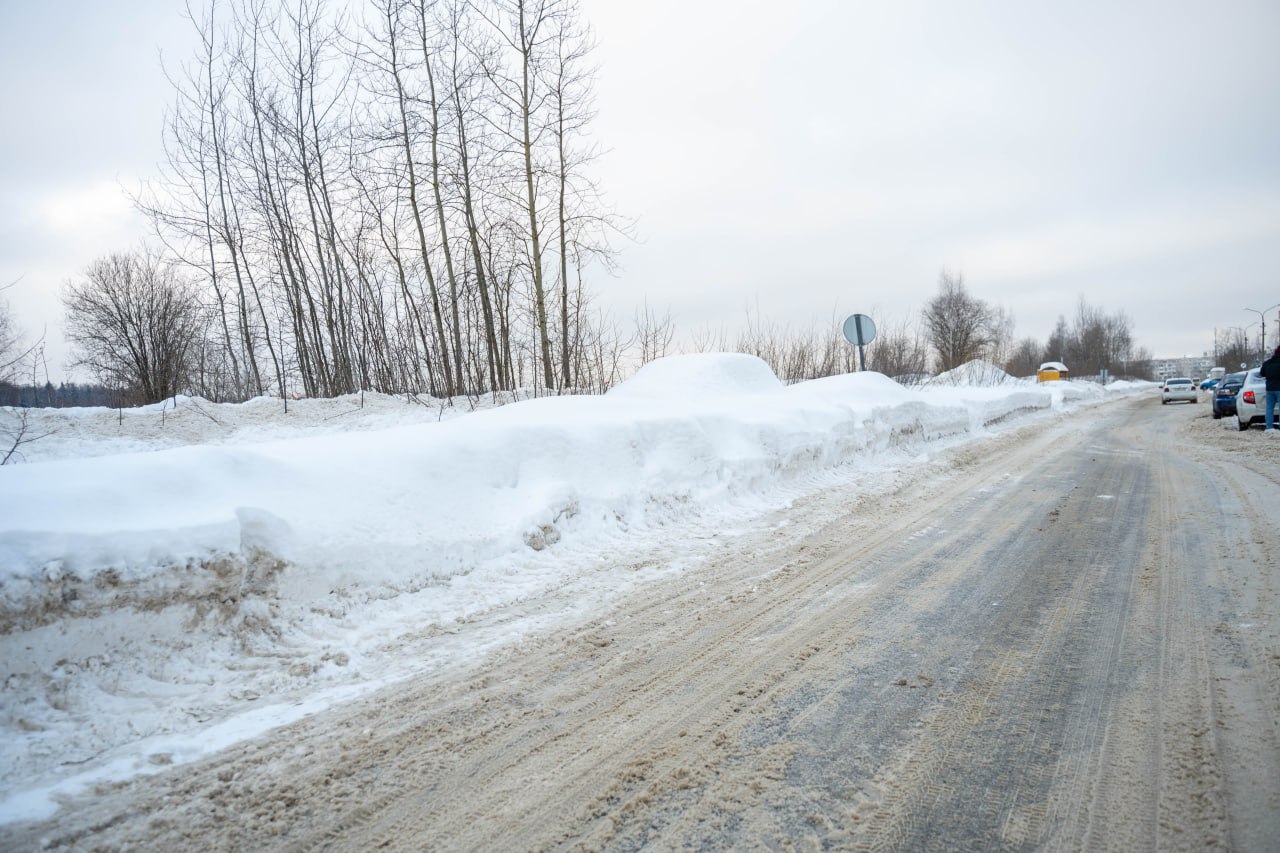 В целях обеспечения безопасности дорожного движения и качественной уборки снега сегодня, 26 февраля, на проезжей части улицы Полевой проводятся работы по очистке дорожного полотна с привлечением специализированной техники. В связи с затруднением проезда спецтехники и общественного транспорта, вызванным припаркованными вдоль дороги автомобилями, убедительная просьба ко всем автовладельцам: незамедлительно освободить проезжую часть улицы Полевой для беспрепятственного прохода снегоуборочной техники и движения автобусов. Обращаем ваше внимание, что из-за невозможности полноценной уборки маршрутные автобусы в утренние часы не смогли прибыть на конечную остановку по улице Полевой. На данный момент маршрутные автобусы ходят с перебоями. Для обеспечения расчистки улицы и принудительной эвакуации транспорта, мешающего уборке, задействован эвакуатор. Рассчитываем на ваше понимание и содействие. Глава городского округа Фрязино Дмитрий Воробьев