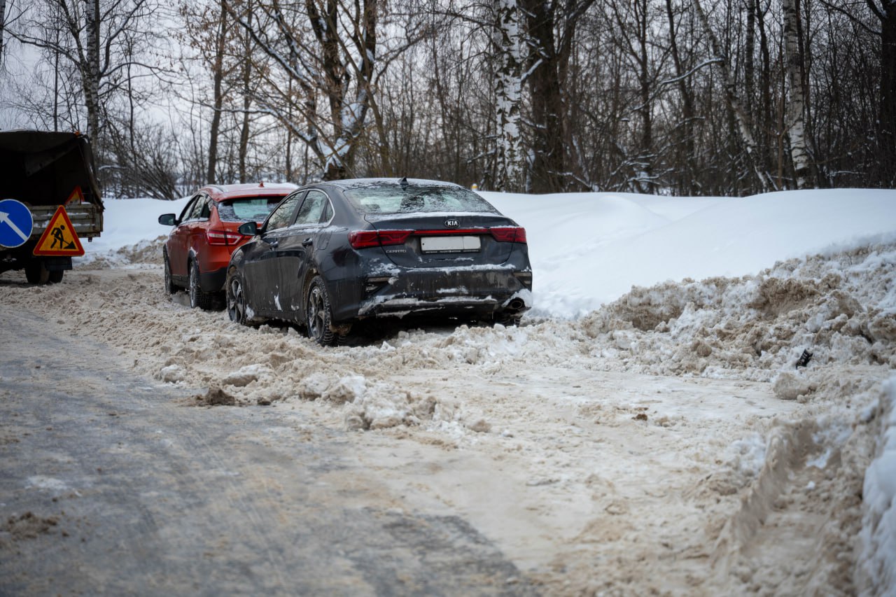 В целях обеспечения безопасности дорожного движения и качественной уборки снега сегодня, 26 февраля, на проезжей части улицы Полевой проводятся работы по очистке дорожного полотна с привлечением специализированной техники. В связи с затруднением проезда спецтехники и общественного транспорта, вызванным припаркованными вдоль дороги автомобилями, убедительная просьба ко всем автовладельцам: незамедлительно освободить проезжую часть улицы Полевой для беспрепятственного прохода снегоуборочной техники и движения автобусов. Обращаем ваше внимание, что из-за невозможности полноценной уборки маршрутные автобусы в утренние часы не смогли прибыть на конечную остановку по улице Полевой. На данный момент маршрутные автобусы ходят с перебоями. Для обеспечения расчистки улицы и принудительной эвакуации транспорта, мешающего уборке, задействован эвакуатор. Рассчитываем на ваше понимание и содействие. Глава городского округа Фрязино Дмитрий Воробьев
