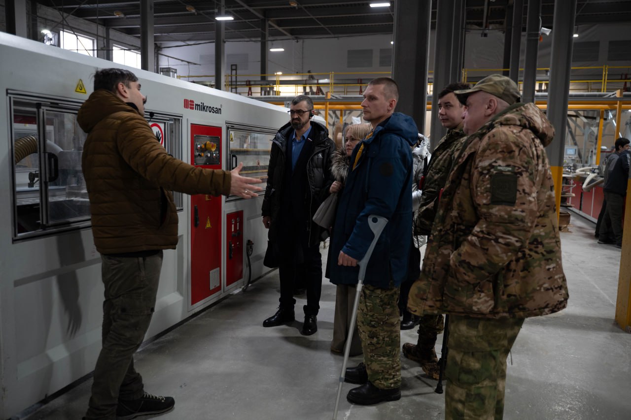 Представители Ассоциации ветеранов СВО в рамках программы &laquo;Промышленный туризм&raquo; посетили уникального производителя ПВХ- профиля для производства светопрозрачных конструкций компанию MELKE в городе Фрязино