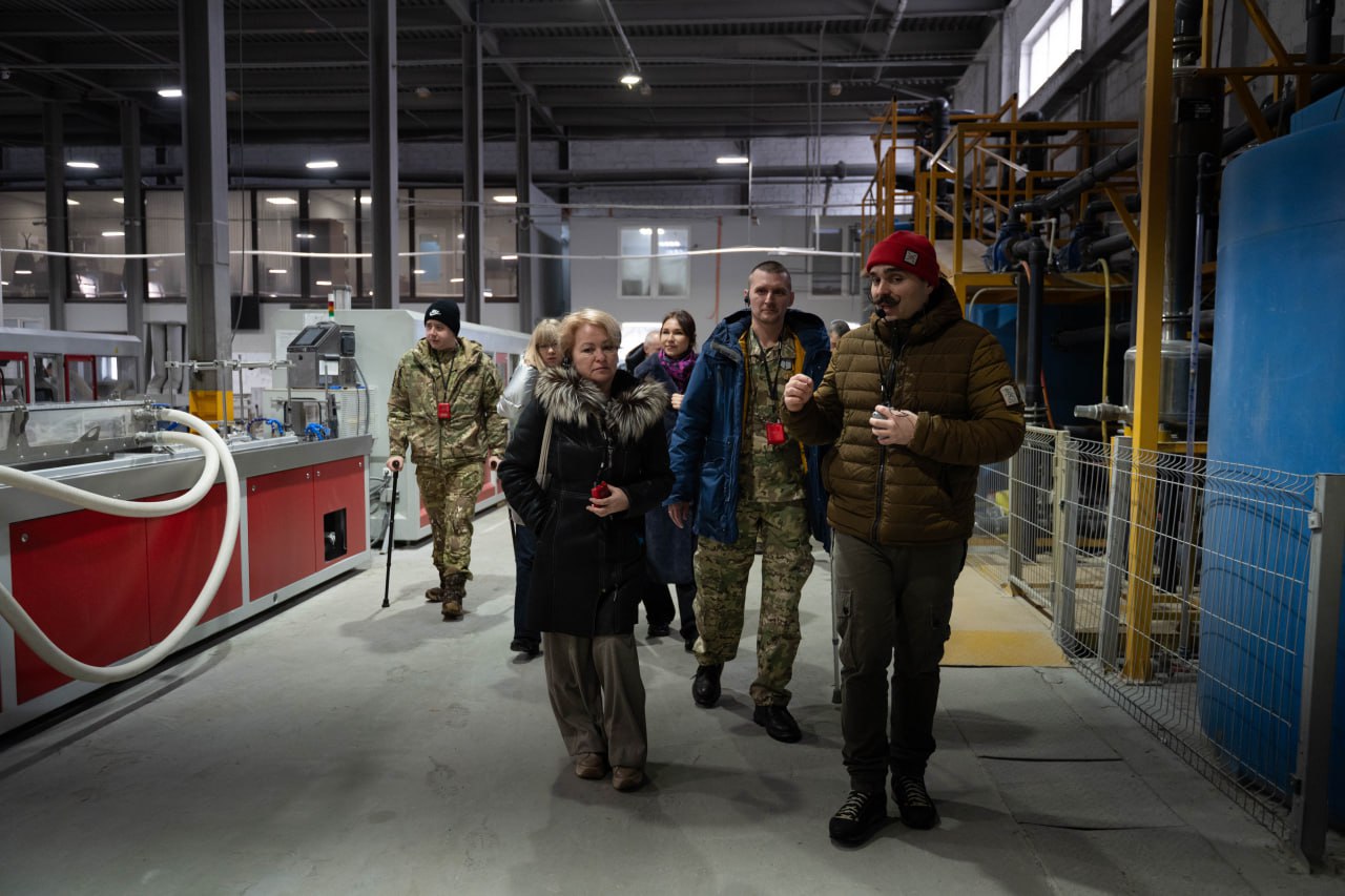 Представители Ассоциации ветеранов СВО в рамках программы &laquo;Промышленный туризм&raquo; посетили уникального производителя ПВХ- профиля для производства светопрозрачных конструкций компанию MELKE в городе Фрязино