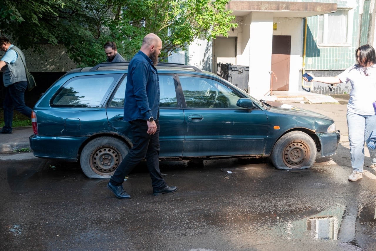 Начальник управления благоустройства, дорожного хозяйства и транспорта администрации города Фрязино в рамках обхода территории проверил придомовую территорию дома №20А по проспекту Мира.