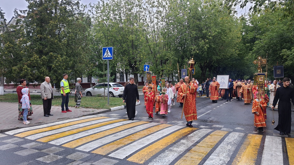 ежегодный Крестный ход, посвященный Престольному празднику больничного храма великомученика и целителя Пантелеимона