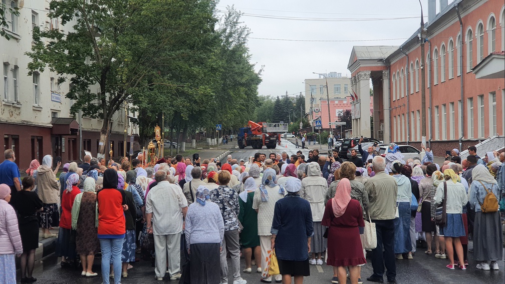 ежегодный Крестный ход, посвященный Престольному празднику больничного храма великомученика и целителя Пантелеимона