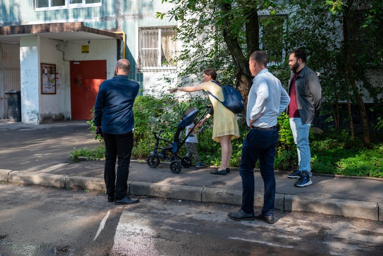 Начальник управления благоустройства, дорожного хозяйства и транспорта администрации города Фрязино в рамках обхода территории проверил придомовую территорию дома №20А по проспекту Мира.