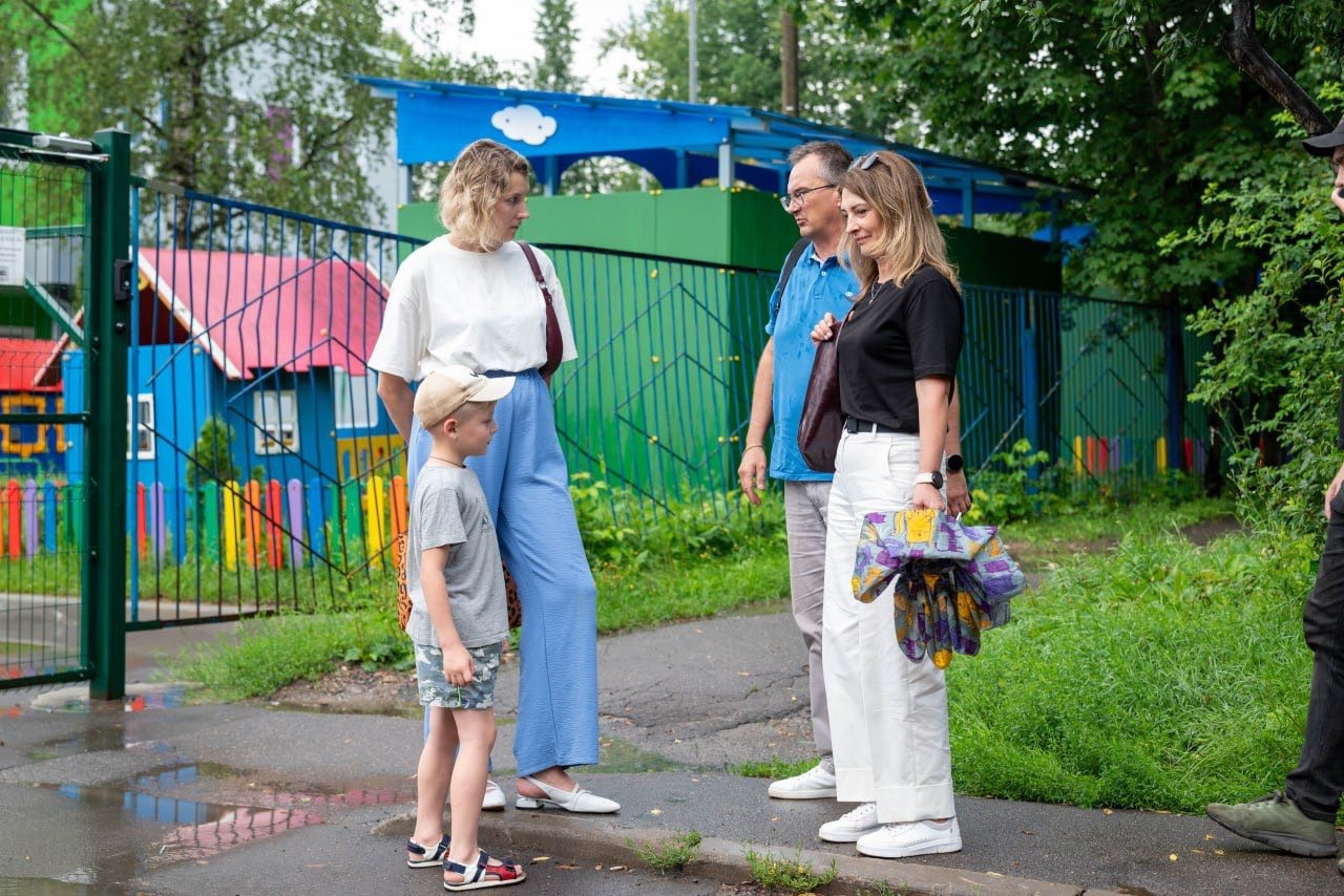 Заместитель главы городского округа Фрязино Виктория Оганезова в рамках обхода территории проверила содержание пешеходных дорожек возле домов 2А и 8А на улице Центральной.