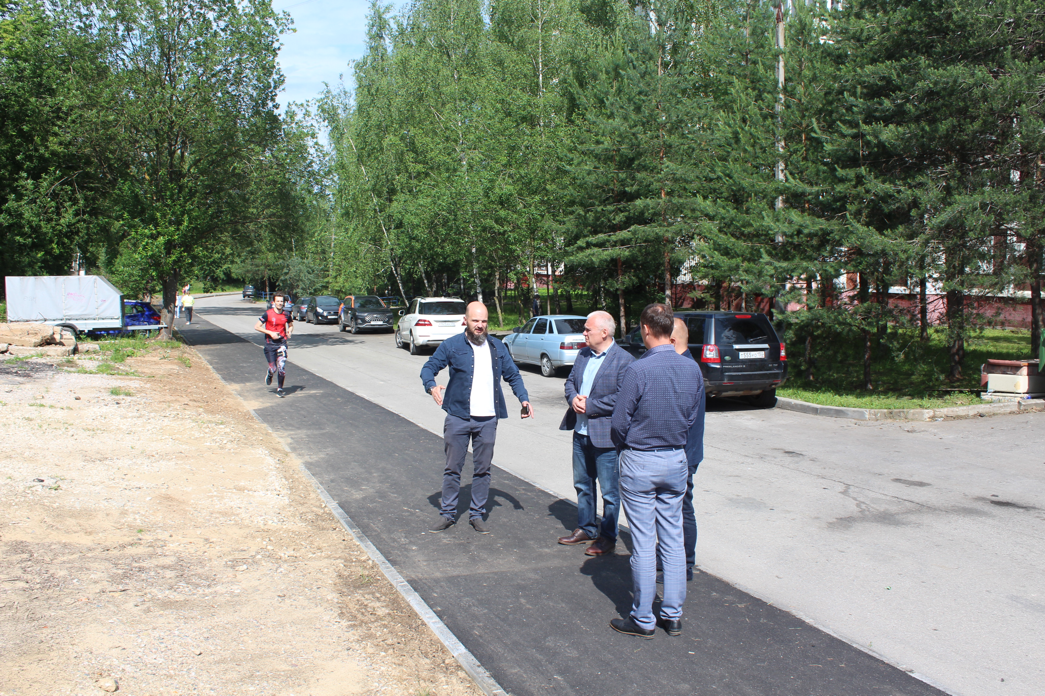 Начальник управления благоустройства, дорожного хозяйства и транспорта городского округа Фрязино Павел Никишкин, совместно с депутатом Совета депутатов г.о. Фрязино Алексеем Коночевым и общественниками в рамках обхода территории проинспектировал ход строительства тротуара