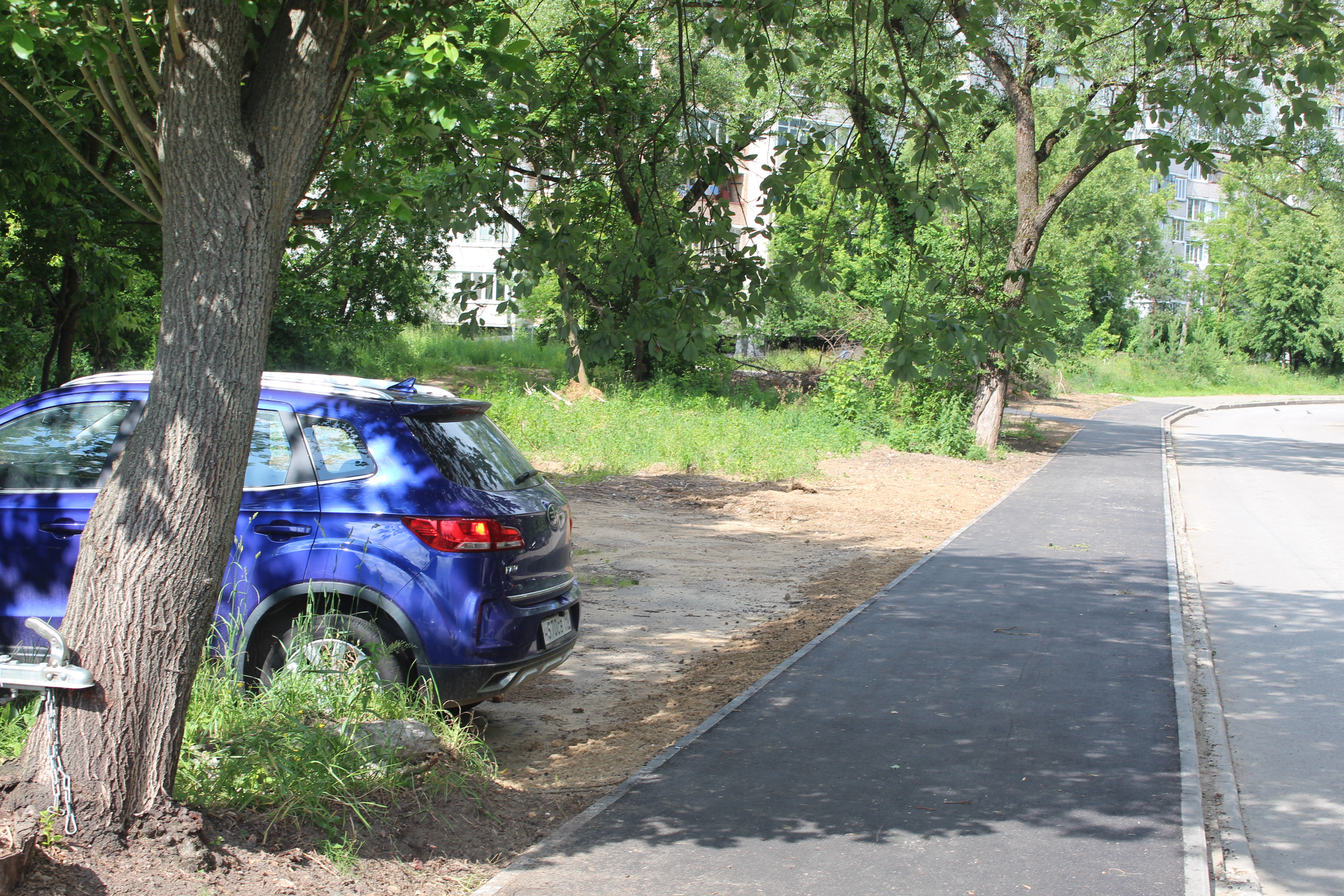 Начальник управления благоустройства, дорожного хозяйства и транспорта городского округа Фрязино Павел Никишкин, совместно с депутатом Совета депутатов г.о. Фрязино Алексеем Коночевым и общественниками в рамках обхода территории проинспектировал ход строительства тротуара
