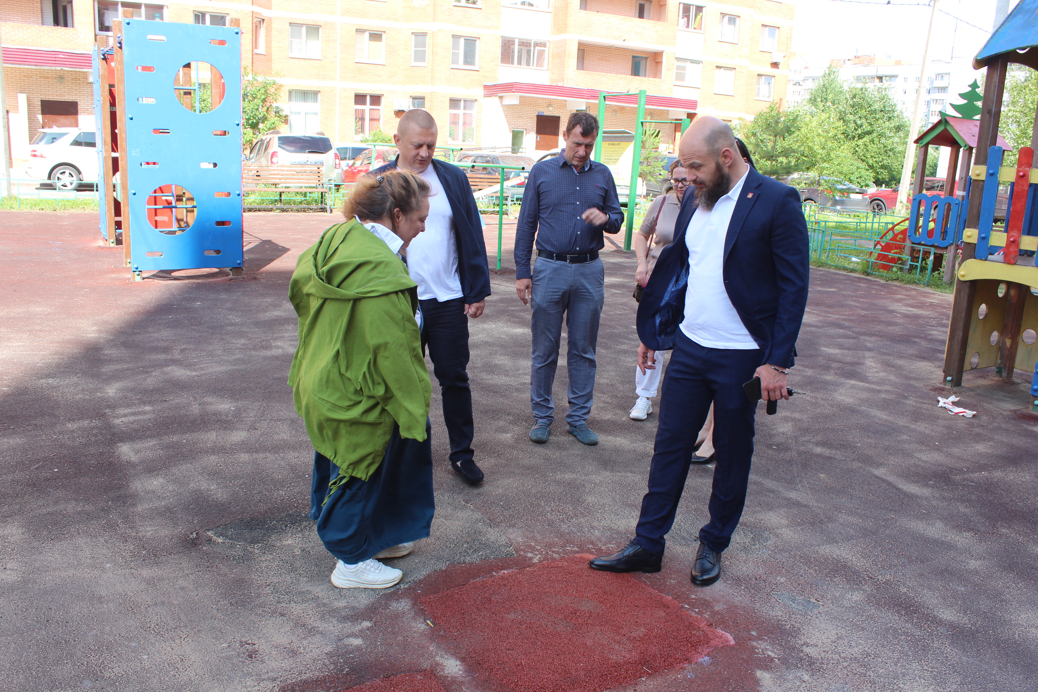 Начальник управления благоустройства Павел Никишкин и депутат Алексей Коночев в рамках срочной выездной администрации провели встречу с Александрой Соколиковой, которая обратилась через портал &laquo;Добродел&raquo; с вопросами по благоустройству