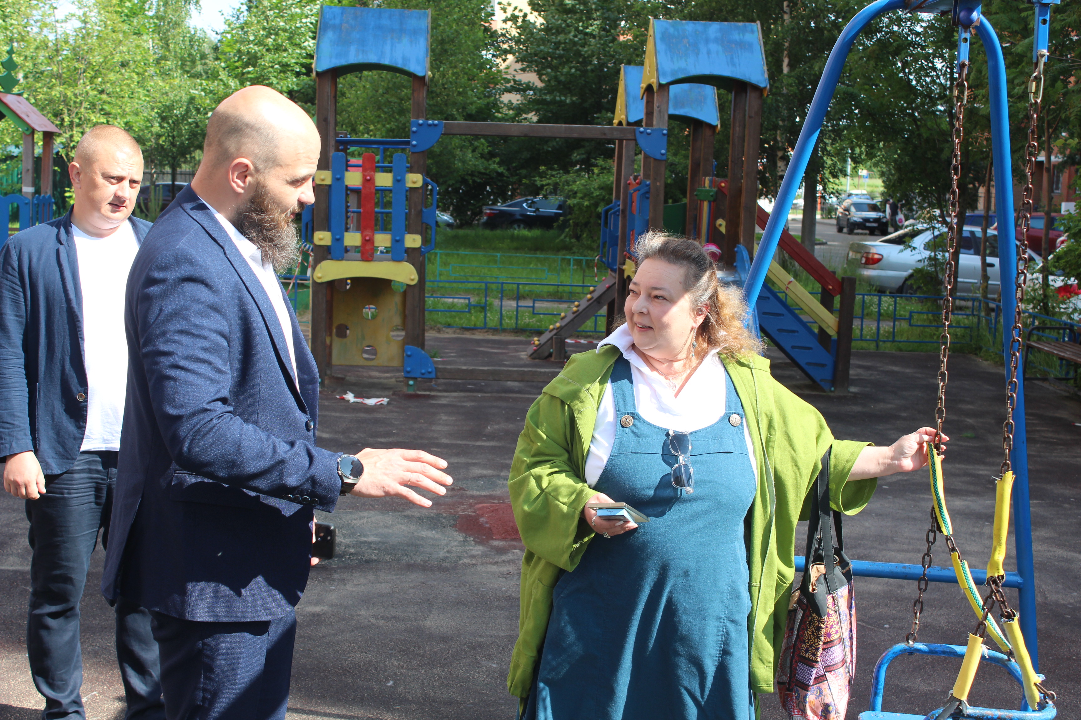 Начальник управления благоустройства Павел Никишкин и депутат Алексей Коночев в рамках срочной выездной администрации провели встречу с Александрой Соколиковой, которая обратилась через портал &laquo;Добродел&raquo; с вопросами по благоустройству