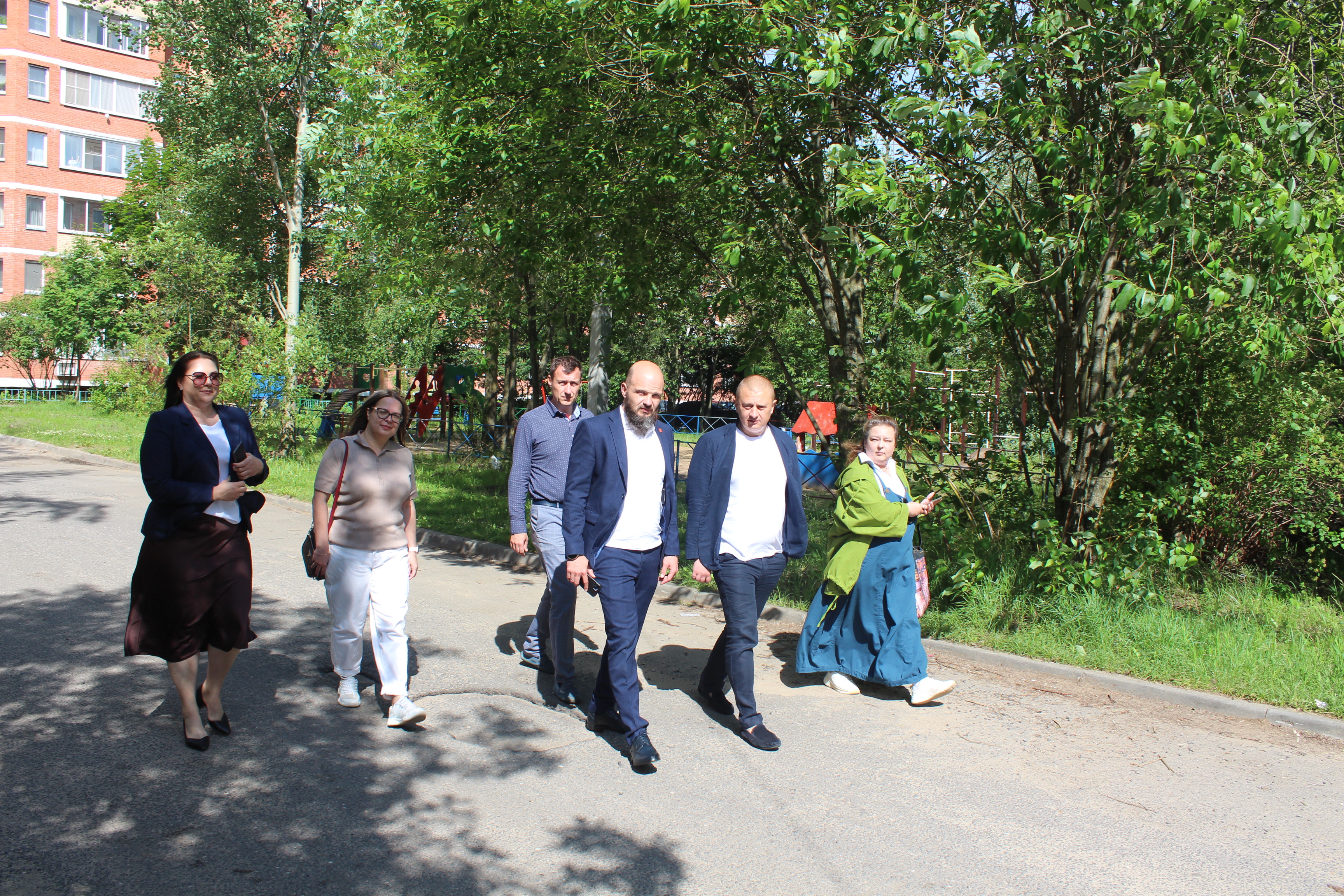 Начальник управления благоустройства Павел Никишкин и депутат Алексей Коночев в рамках срочной выездной администрации провели встречу с Александрой Соколиковой, которая обратилась через портал &laquo;Добродел&raquo; с вопросами по благоустройству