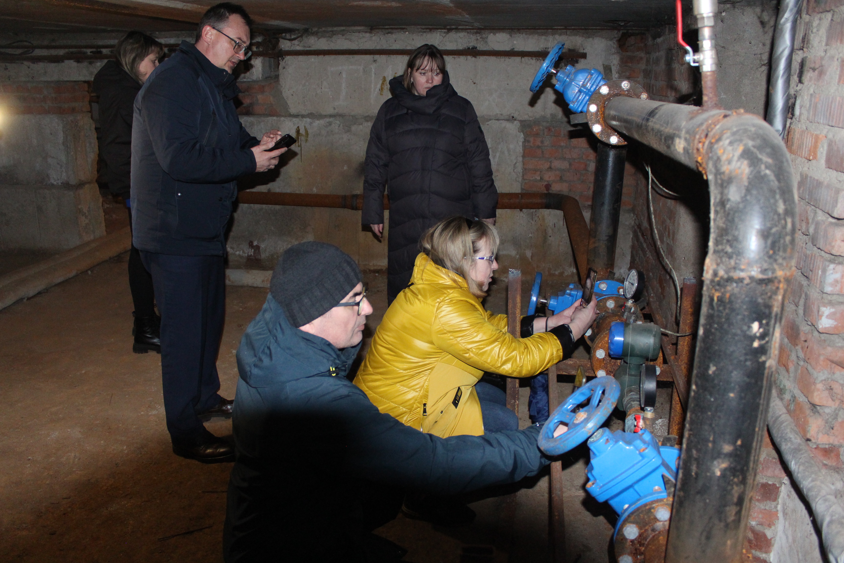 Начальник управления ЖКХ городского округа Фрязино Олег Фрибус совместно с коллегами, представителями водоканала и управляющей компании провели очередную встречу с жителями дома №23 по улице Ленина.