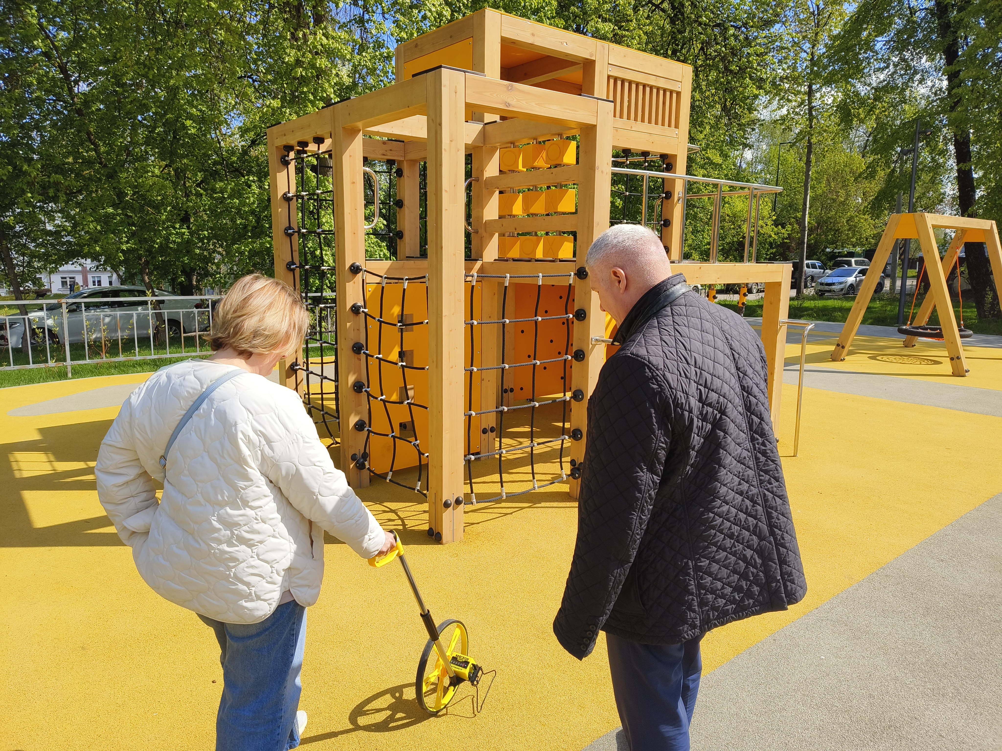 Работники Контрольно-счетной палаты городского округа Фрязино 15 мая приняли участие в проведении осмотра и контрольных замеров благоустроенной в 2024 году территории сквера 