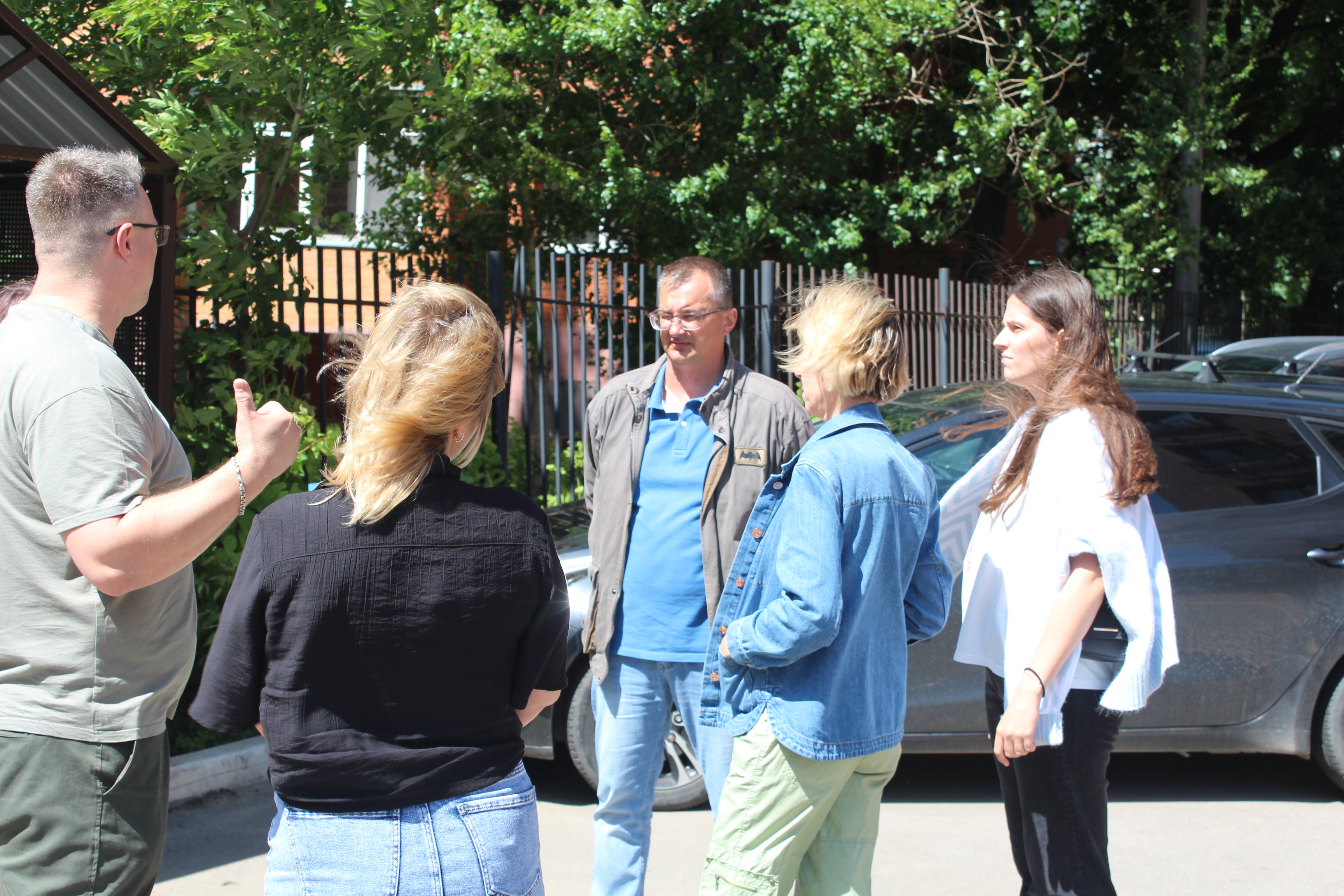 Начальник управления ЖКХ, экологии и связи Олег Фрибус вместе с представителями управляющей компании посетил двор дома №5 по улице Центральной для проверки состояния контейнерных площадок и вопросов уборки мусора