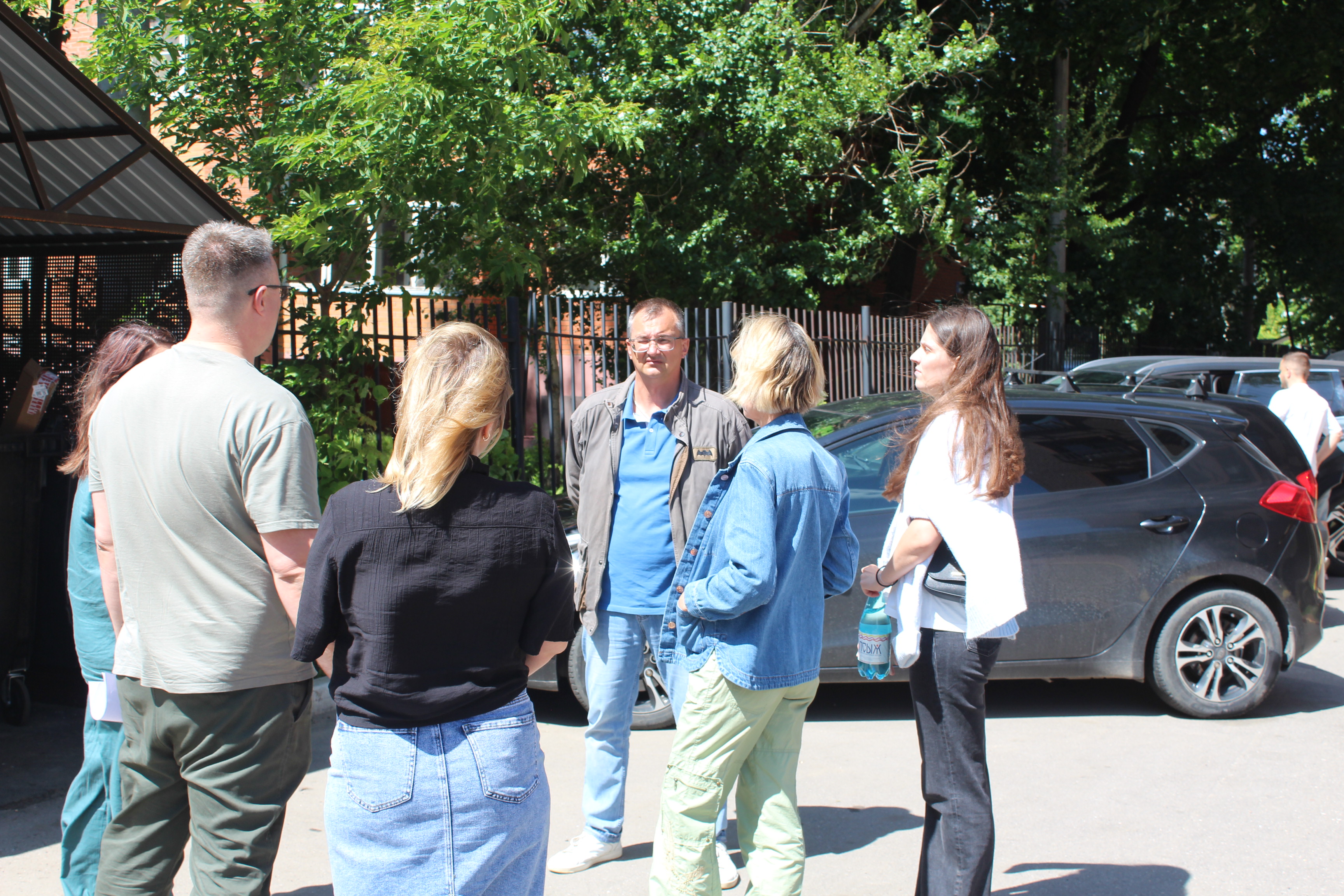 Начальник управления ЖКХ, экологии и связи Олег Фрибус вместе с представителями управляющей компании посетил двор дома №5 по улице Центральной для проверки состояния контейнерных площадок и вопросов уборки мусора