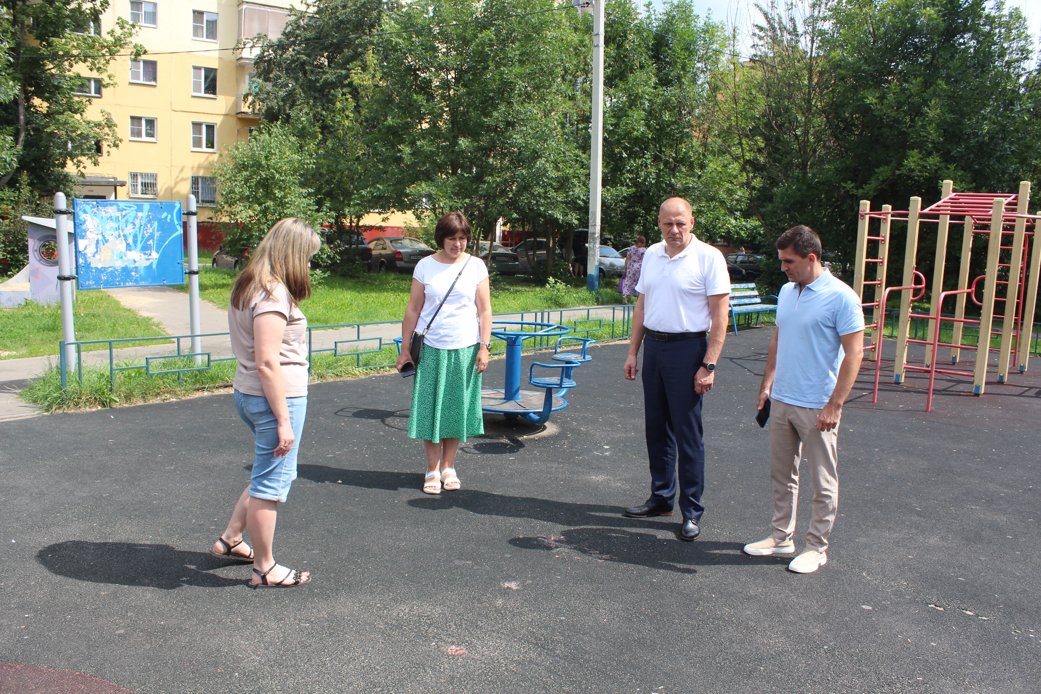 Заместитель главы городского округа Фрязино Антон Тропин в рамках срочной выездной администрации проверил содержание детской игровой площадки у дома № 2 по улице Полевой