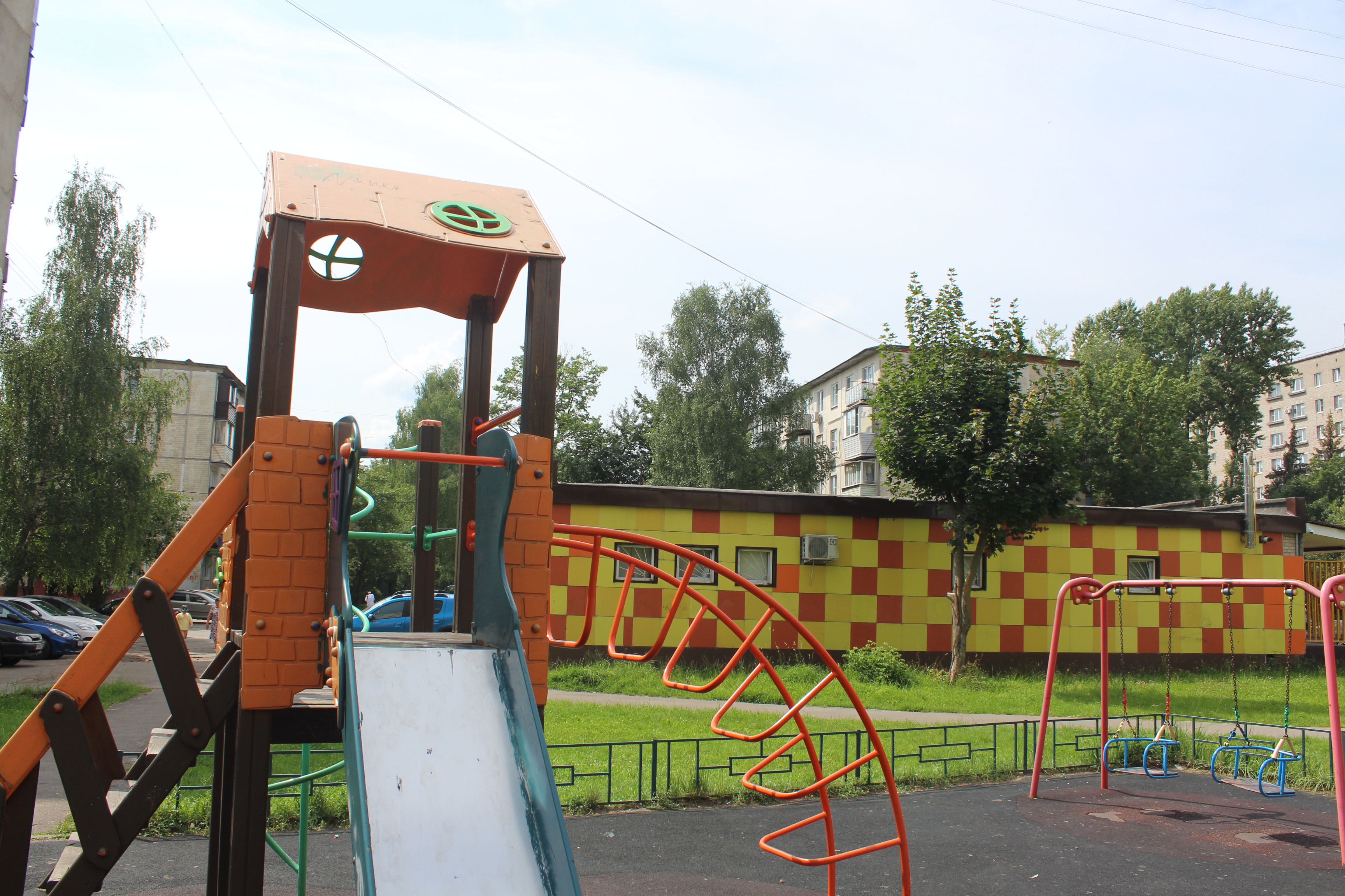 Заместитель главы городского округа Фрязино Антон Тропин в рамках срочной выездной администрации проверил содержание детской игровой площадки у дома № 2 по улице Полевой