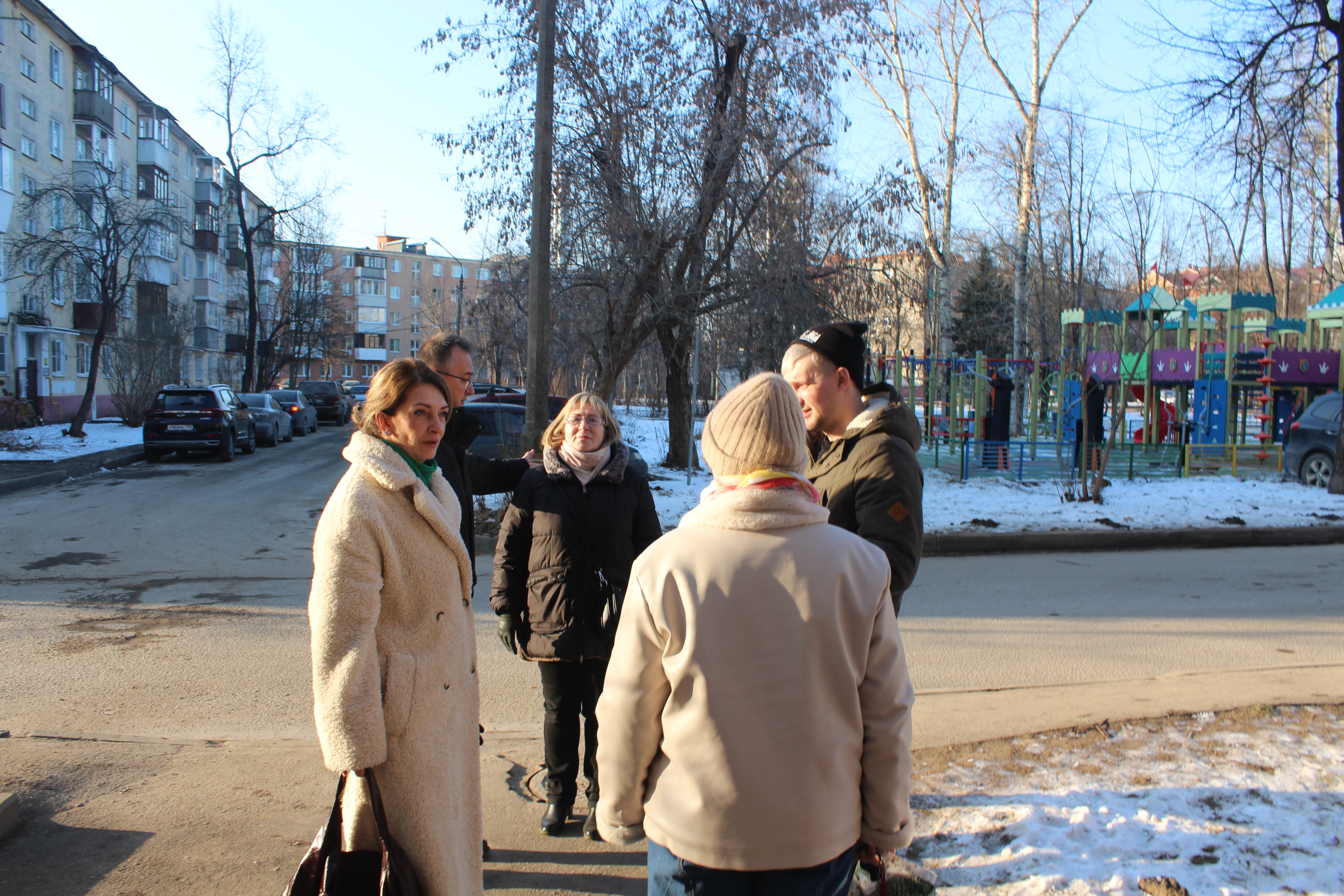 Заместитель главы городского округа Фрязино Виктория Оганезова провела встречу с жителями улицы Луговая.