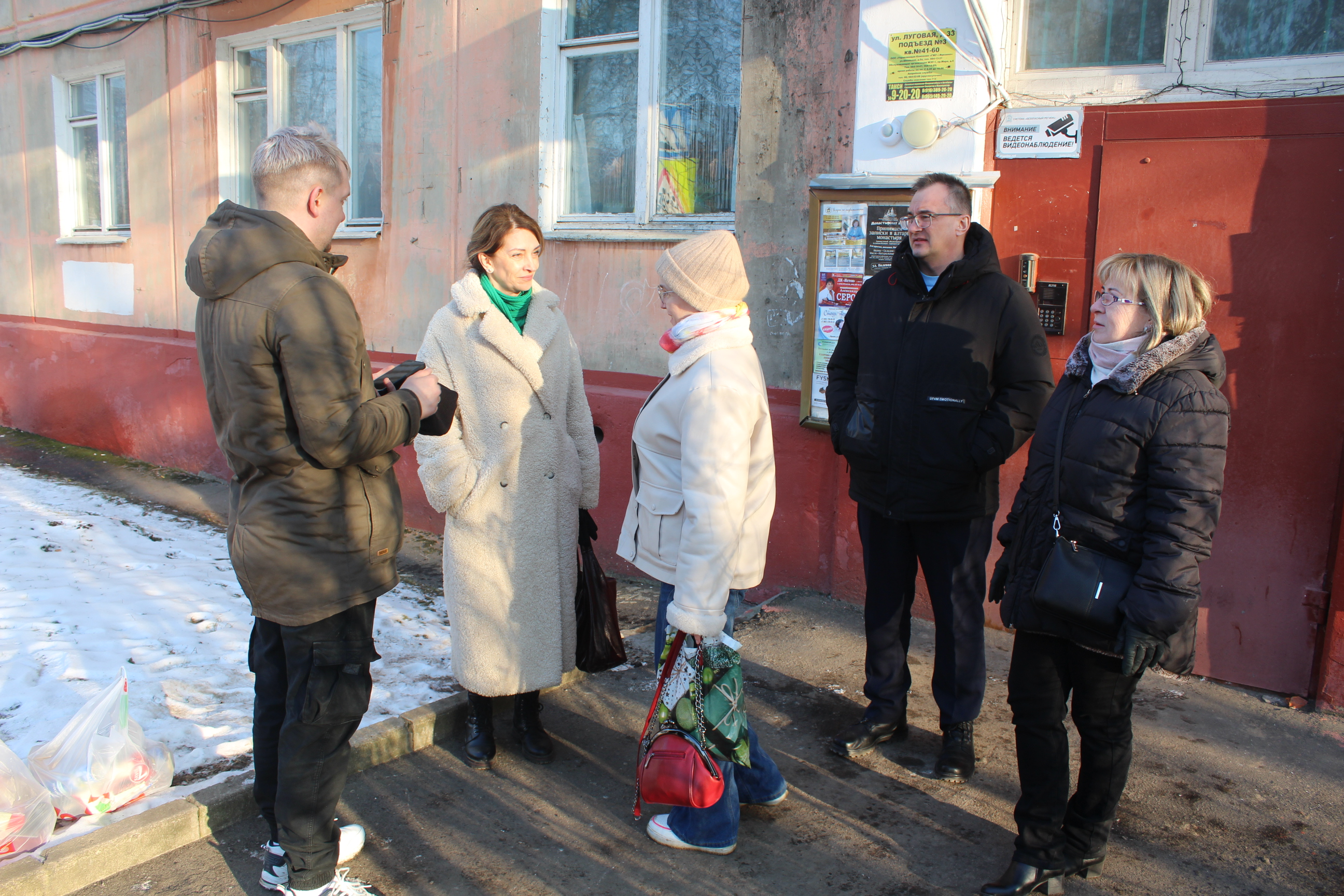 Заместитель главы городского округа Фрязино Виктория Оганезова провела встречу с жителями улицы Луговая.