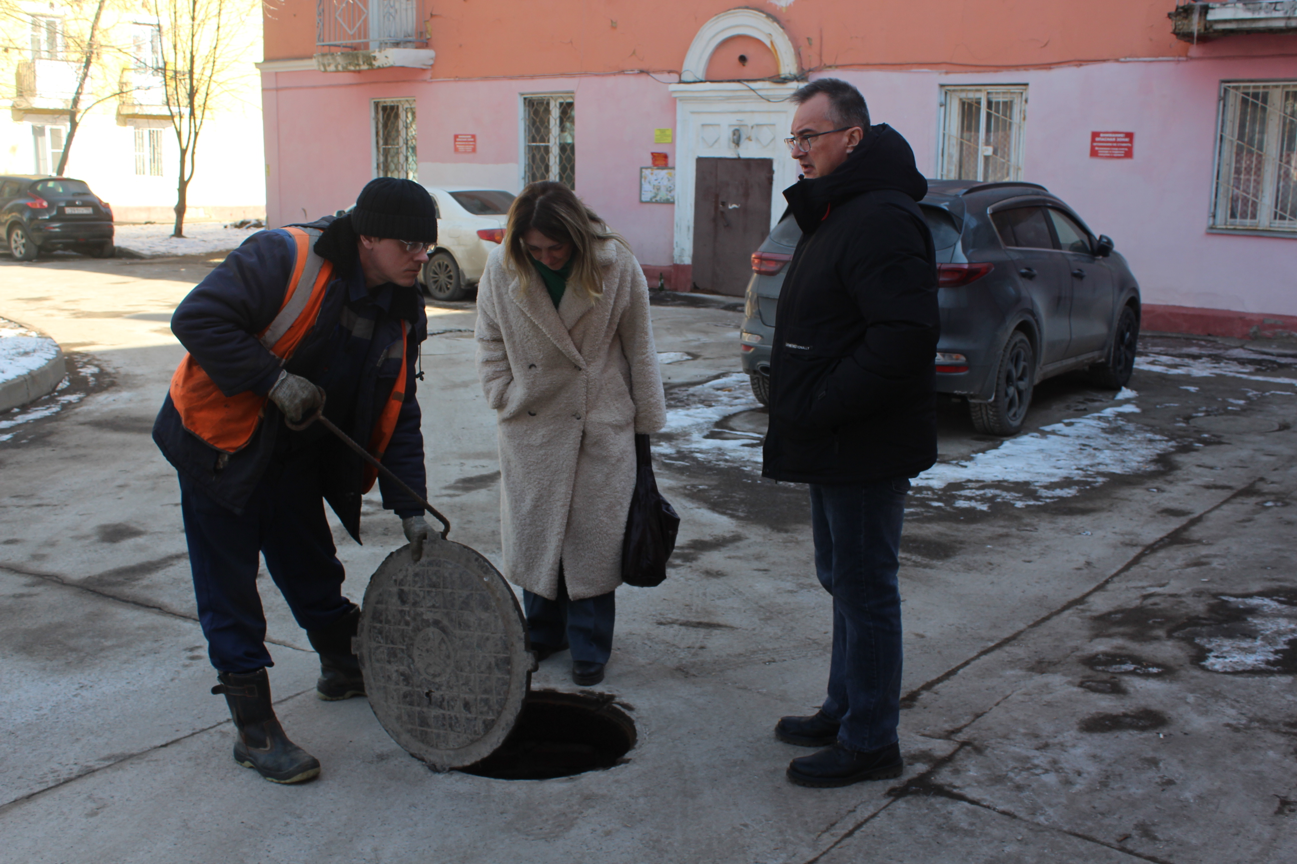 Заместитель главы городского округа Фрязино Виктория Оганезова встретилась с жителями дома №2 по улице Школьная.