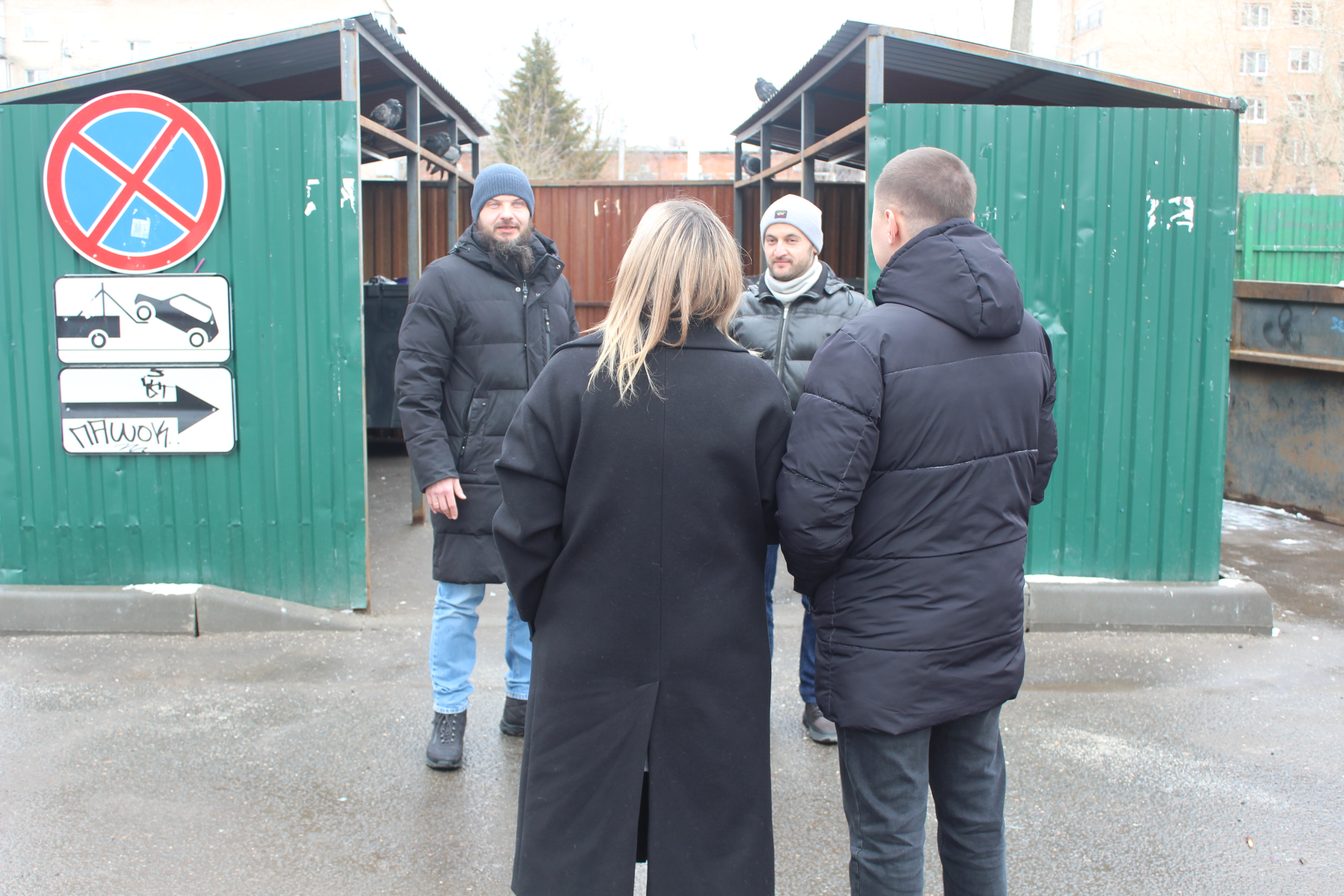 Начальник управления благоустройства, дорожного хозяйства и транспорта администрации городского округа Фрязино Павел Никишкин провел встречу с жителями улицы Полевой.