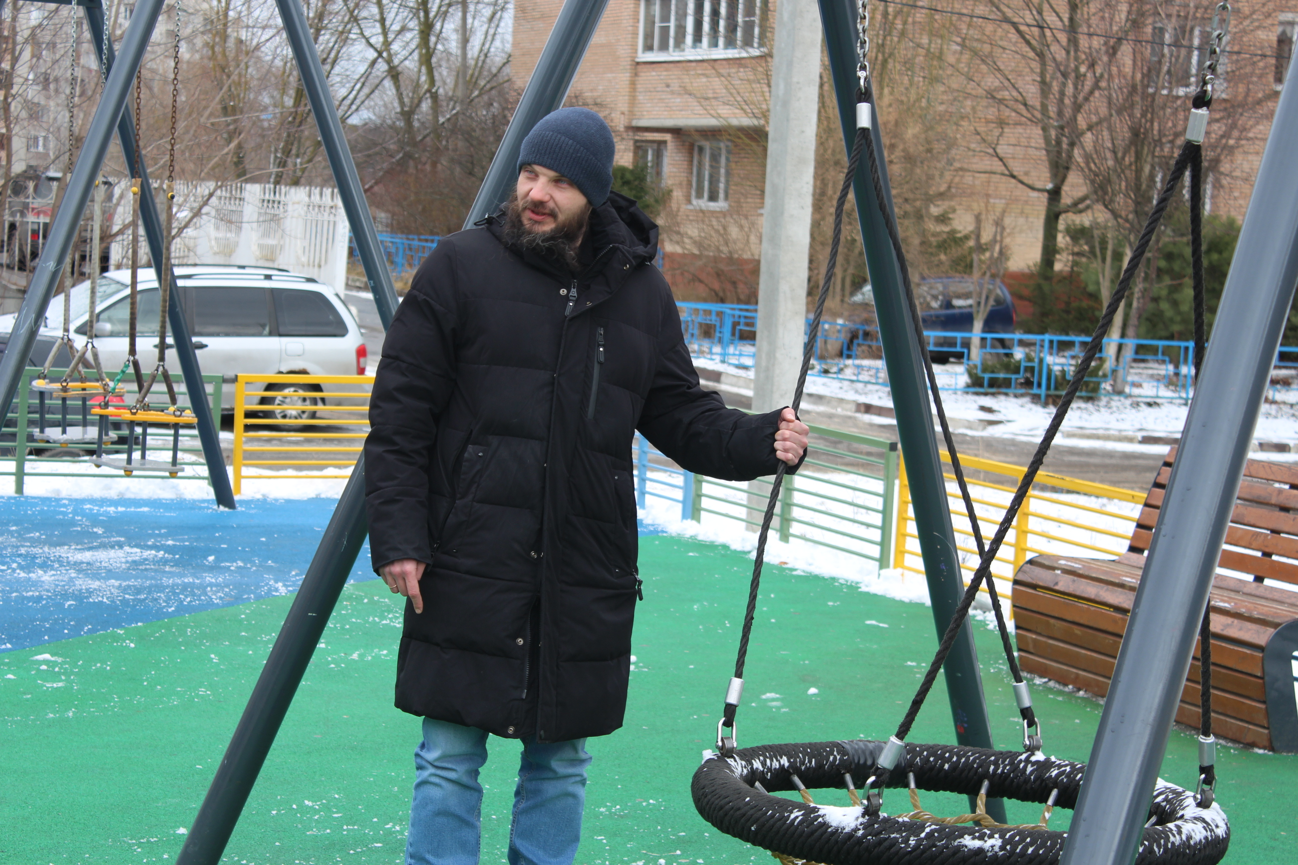 Начальник управления благоустройства, дорожного хозяйства и транспорта администрации городского округа Фрязино Павел Никишкин провел встречу с жителями улицы Полевой.