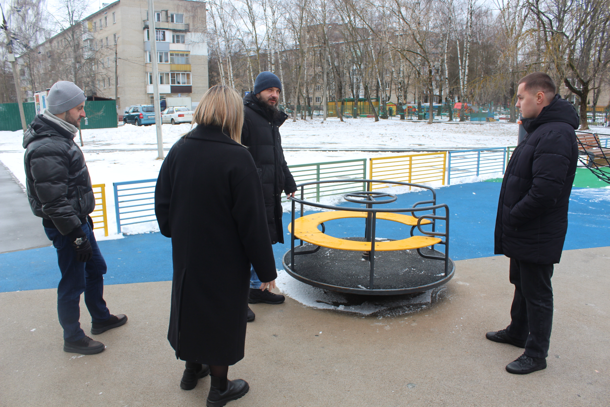 Начальник управления благоустройства, дорожного хозяйства и транспорта администрации городского округа Фрязино Павел Никишкин провел встречу с жителями улицы Полевой.