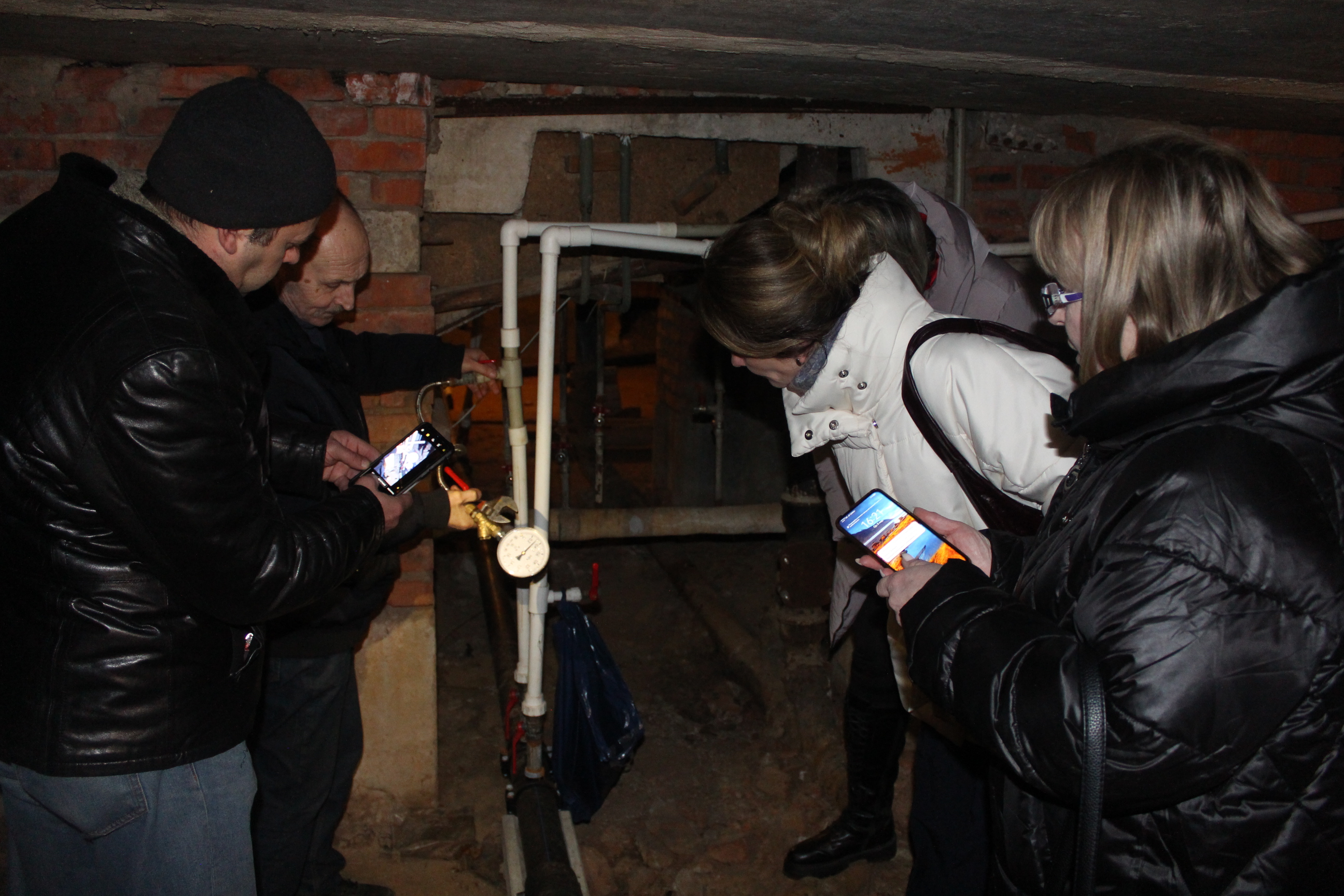 Заместитель главы городского округа Фрязино Виктория Оганезова провела встречу с жителями улицы Ленина, посвященную вопросу водоснабжения.