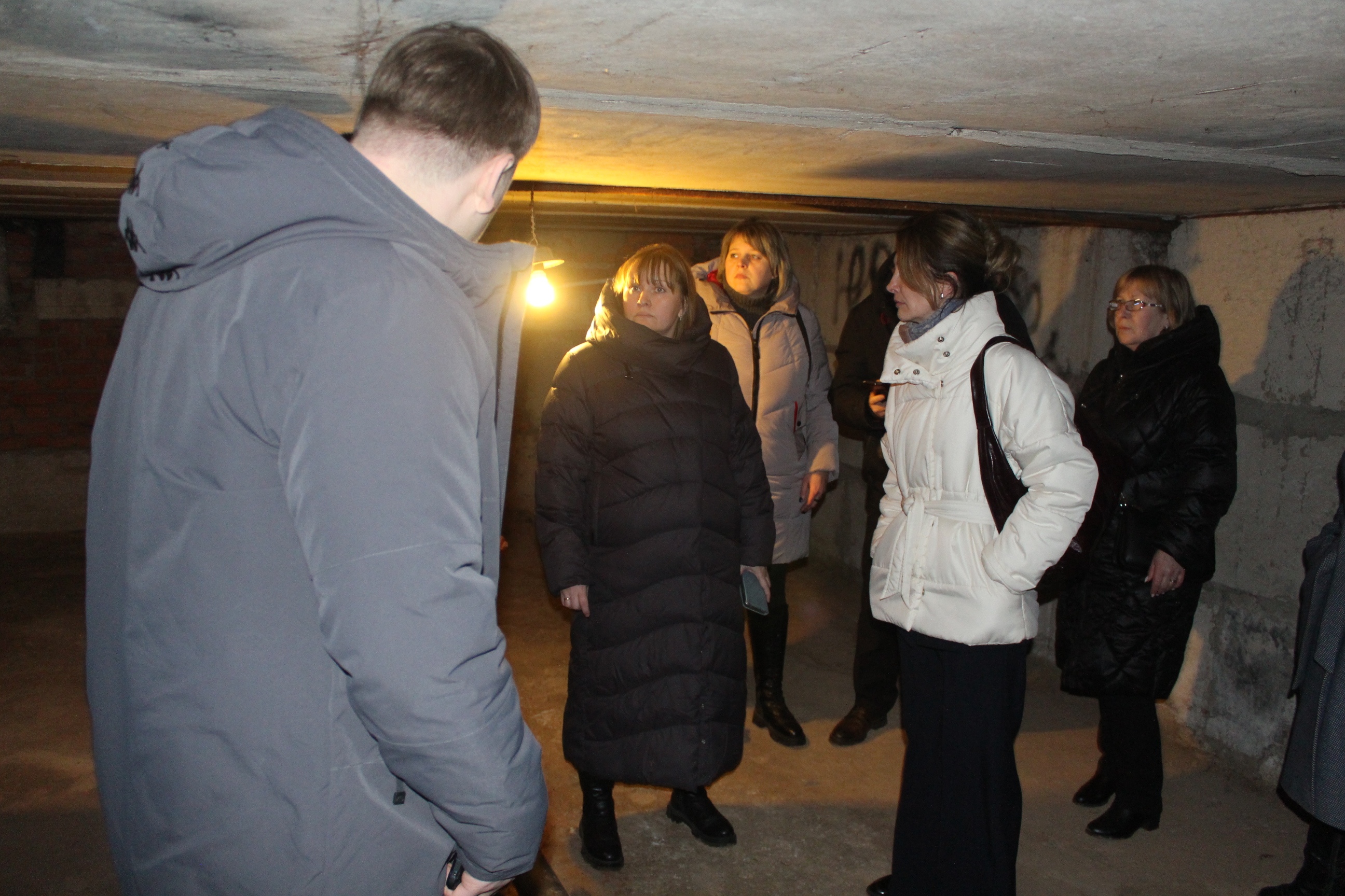 Заместитель главы городского округа Фрязино Виктория Оганезова провела встречу с жителями улицы Ленина, посвященную вопросу водоснабжения.