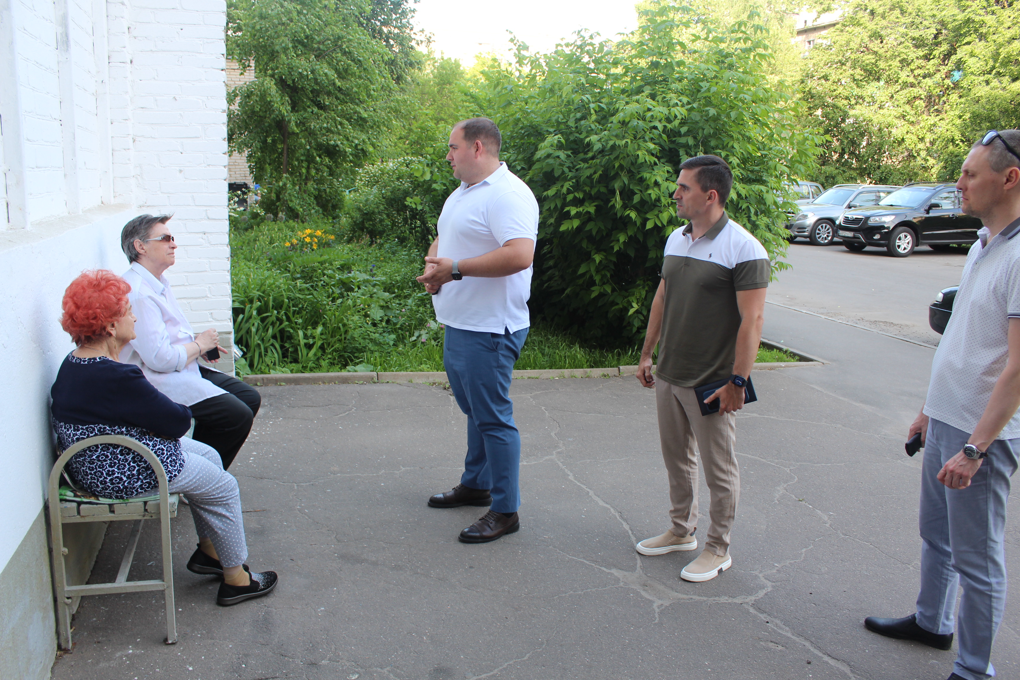 В рамках регулярных обходов закрепленных территорий заместитель главы городского округа Фрязино Артем Вольчак провел встречу с жителями дома №8 по проспекту Мира