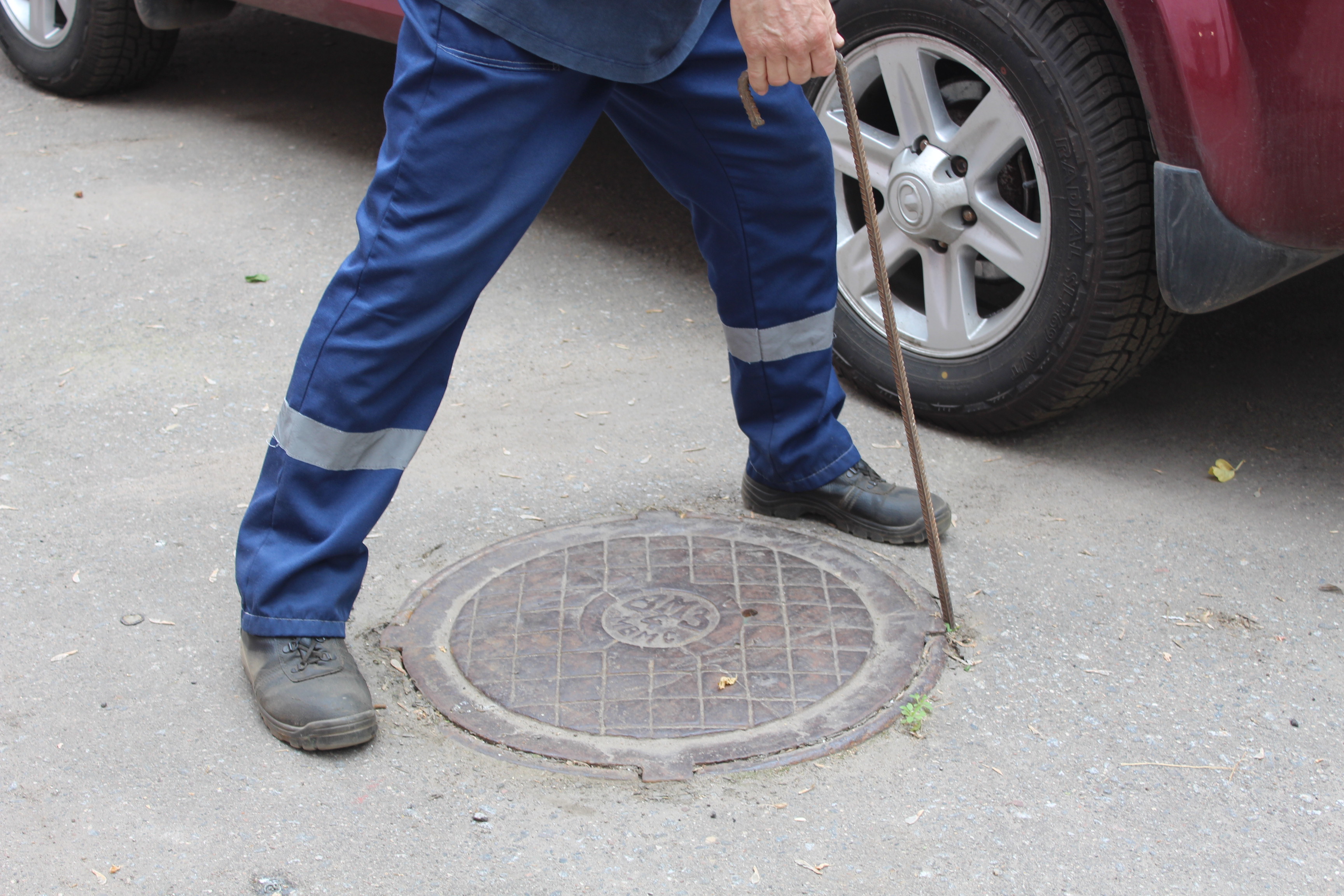Заместитель главы городского округа Фрязино Виктория Оганезова провела обход закрепленной территории, в рамках которого совместно с сотрудниками Водоканала посетила дом №22 по улице Центральная