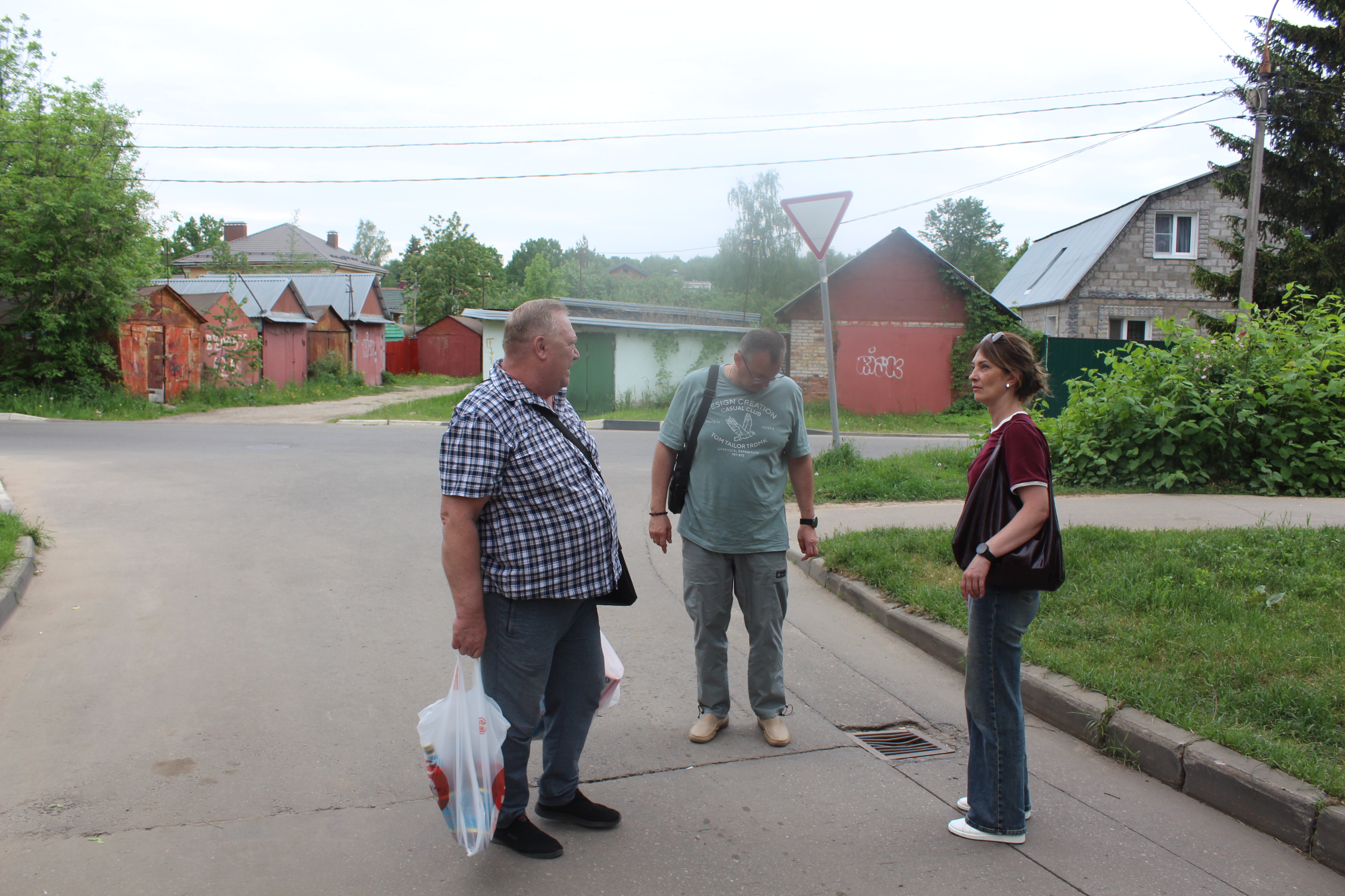 Заместитель главы городского округа Фрязино Виктория Оганезова провела встречу с жителями домов №29 и №29а по улице Луговой для обсуждения вопроса подтопления территории между домами после обильных осадков