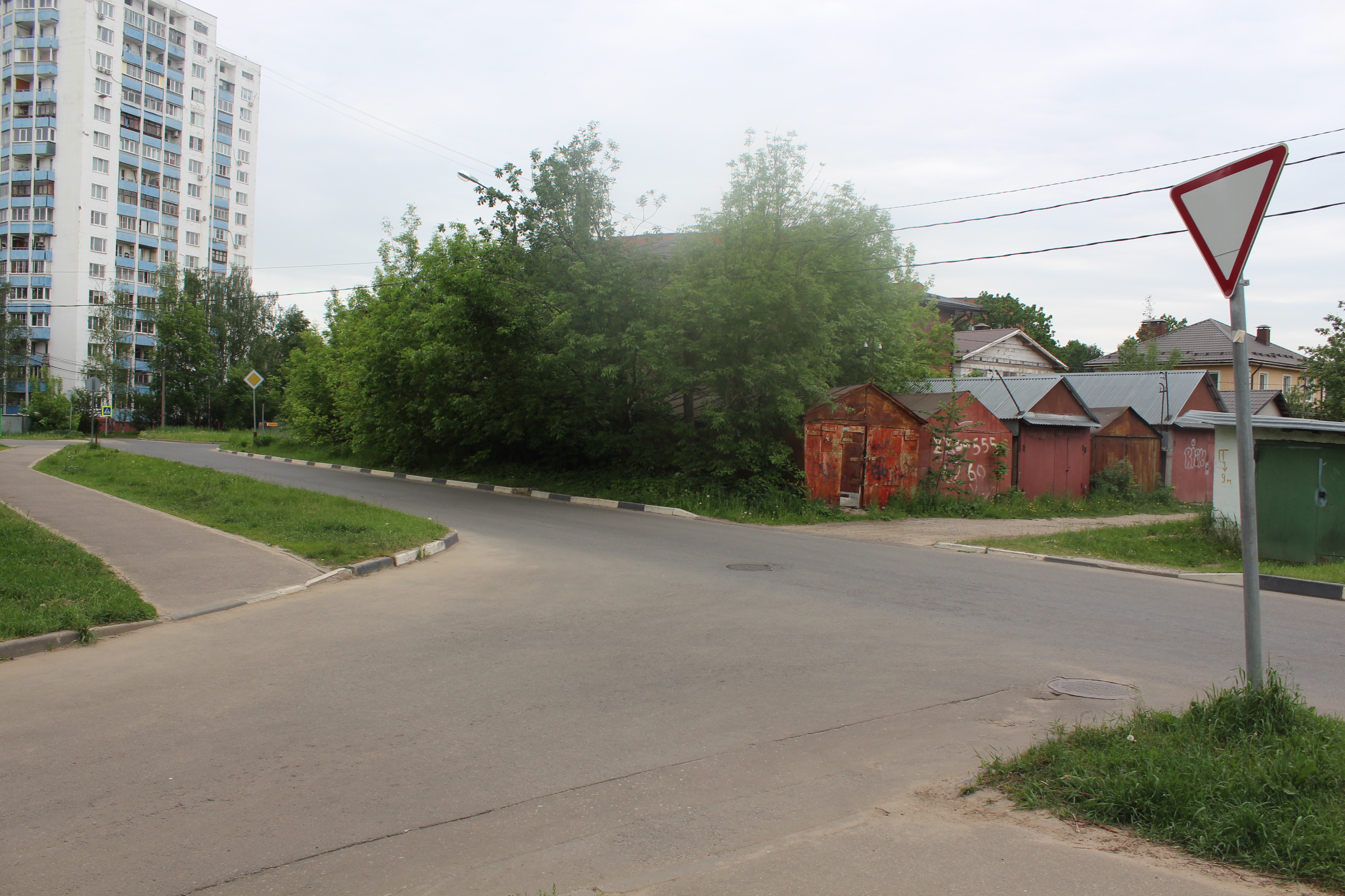 Заместитель главы городского округа Фрязино Виктория Оганезова провела встречу с жителями домов №29 и №29а по улице Луговой для обсуждения вопроса подтопления территории между домами после обильных осадков