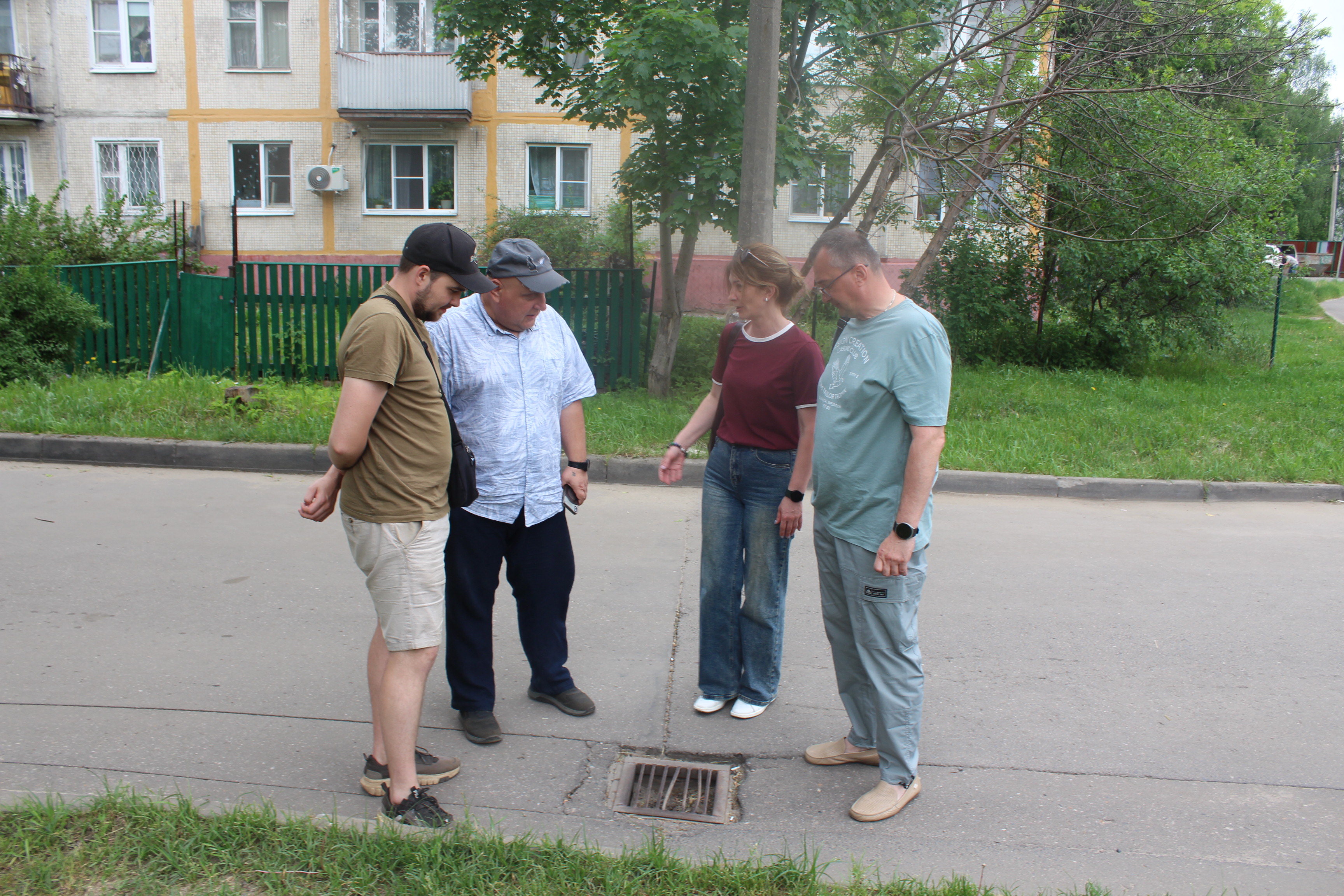 Заместитель главы городского округа Фрязино Виктория Оганезова провела встречу с жителями домов №29 и №29а по улице Луговой для обсуждения вопроса подтопления территории между домами после обильных осадков