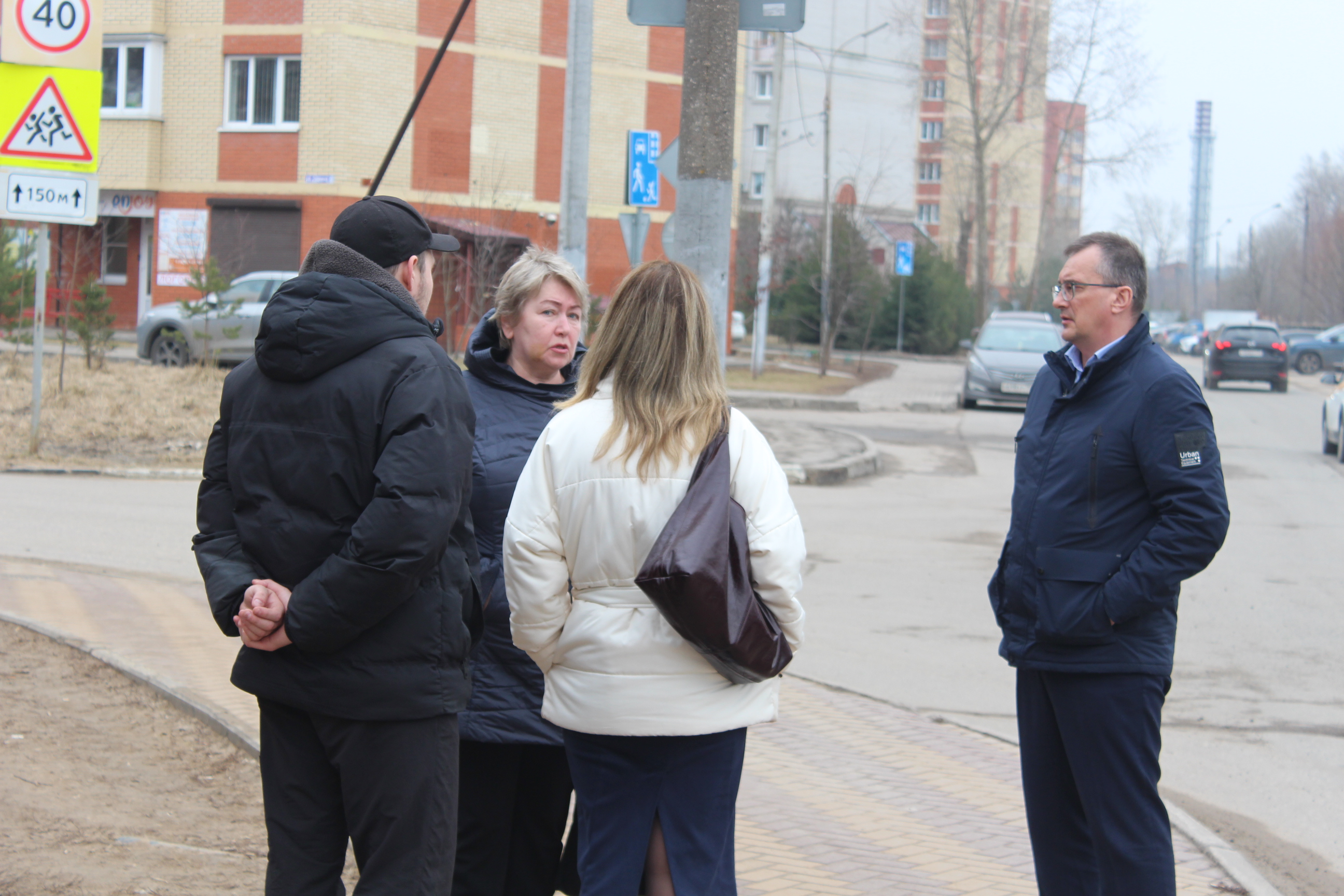 Заместитель главы городского округа Фрязино Виктория Оганезова проинспектировала состояние дорог и оценила качество ямочного ремонта.
