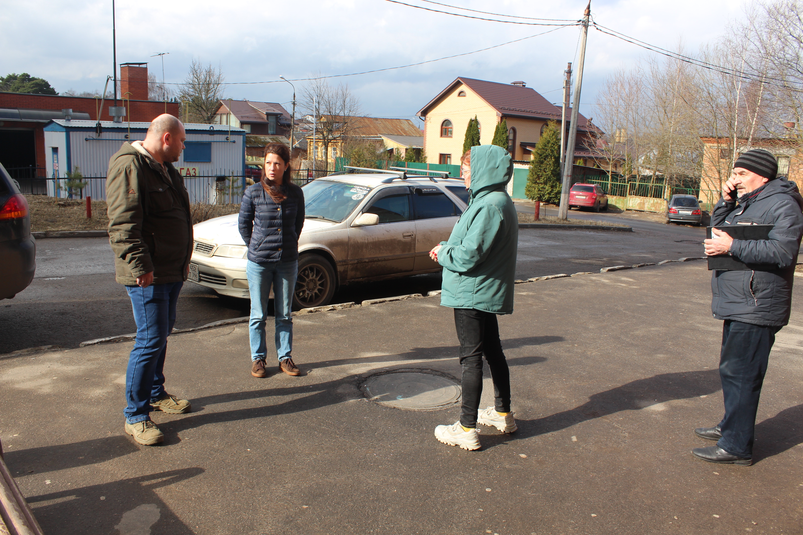 В рамках своего еженедельного обхода закрепленной территории заместитель главы городского округа Фрязино Наталья Владимировна Силаева встретилась с жителями дома номер 14 по улице Горького. 