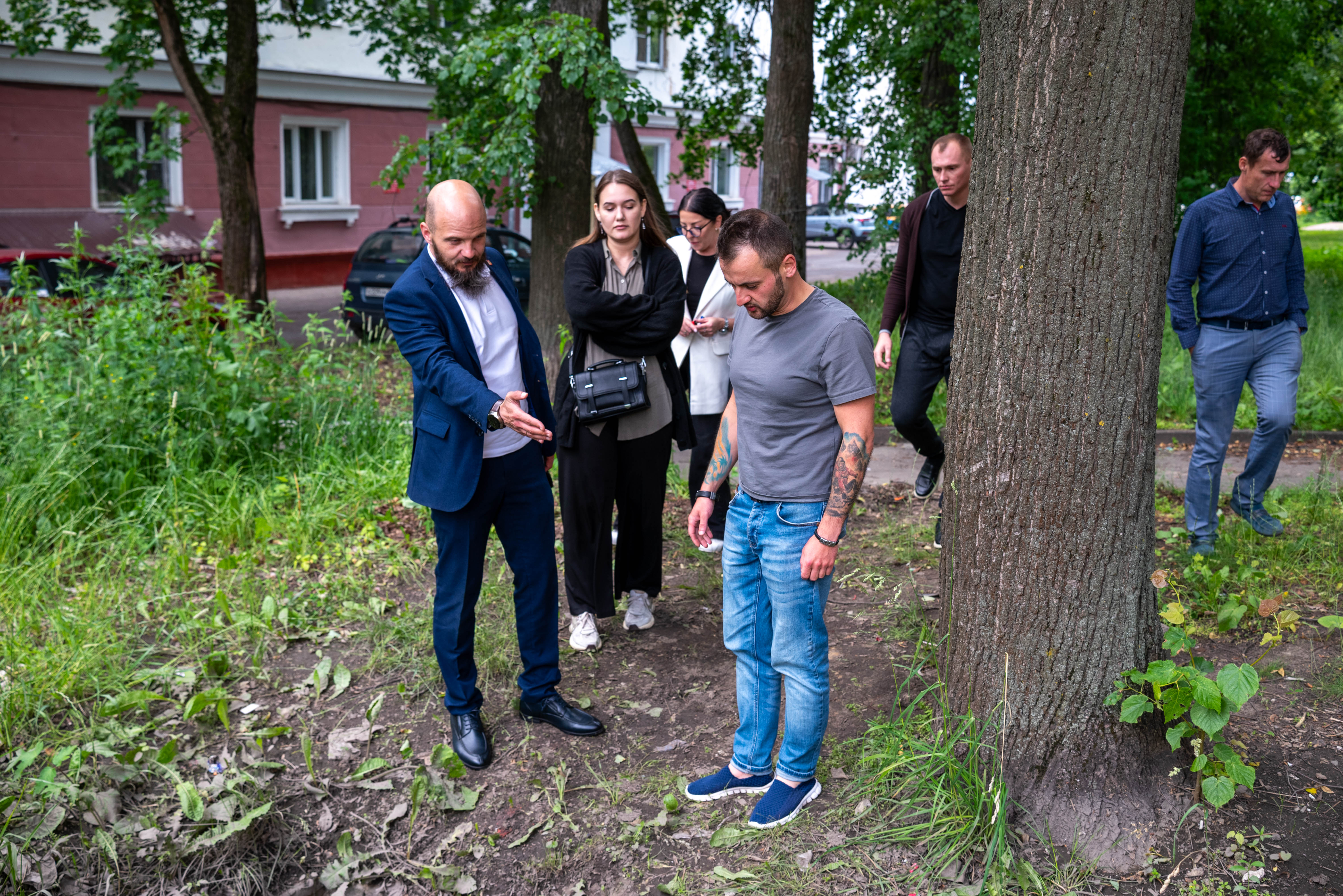 Начальник управления благоустройства, дорожного хозяйства и транспорта городского округа Фрязино Павел Никишин в рамках обхода территории проверил работу ливневой канализации вблизи дома №8Б по улице Институтской