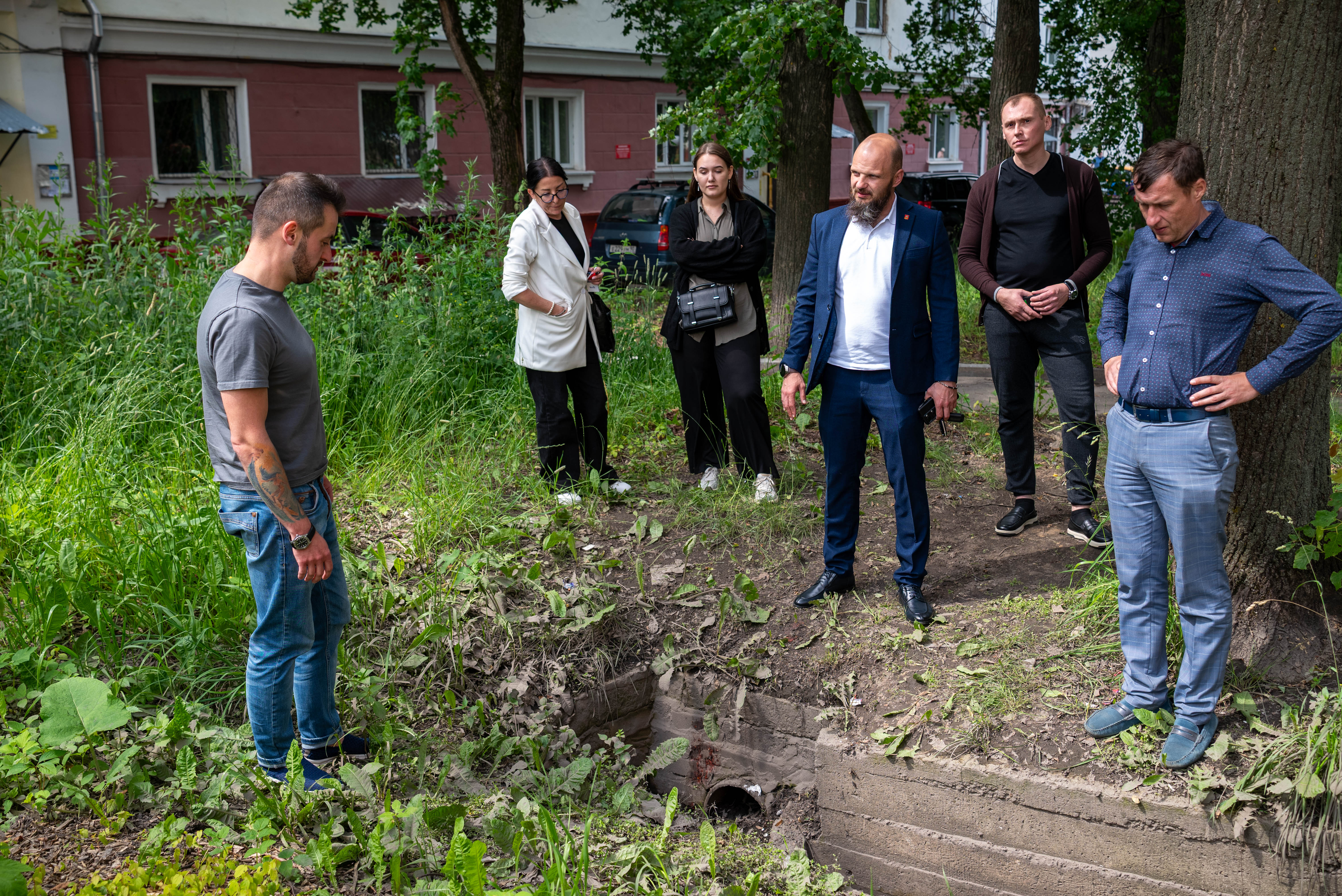 Начальник управления благоустройства, дорожного хозяйства и транспорта городского округа Фрязино Павел Никишин в рамках обхода территории проверил работу ливневой канализации вблизи дома №8Б по улице Институтской
