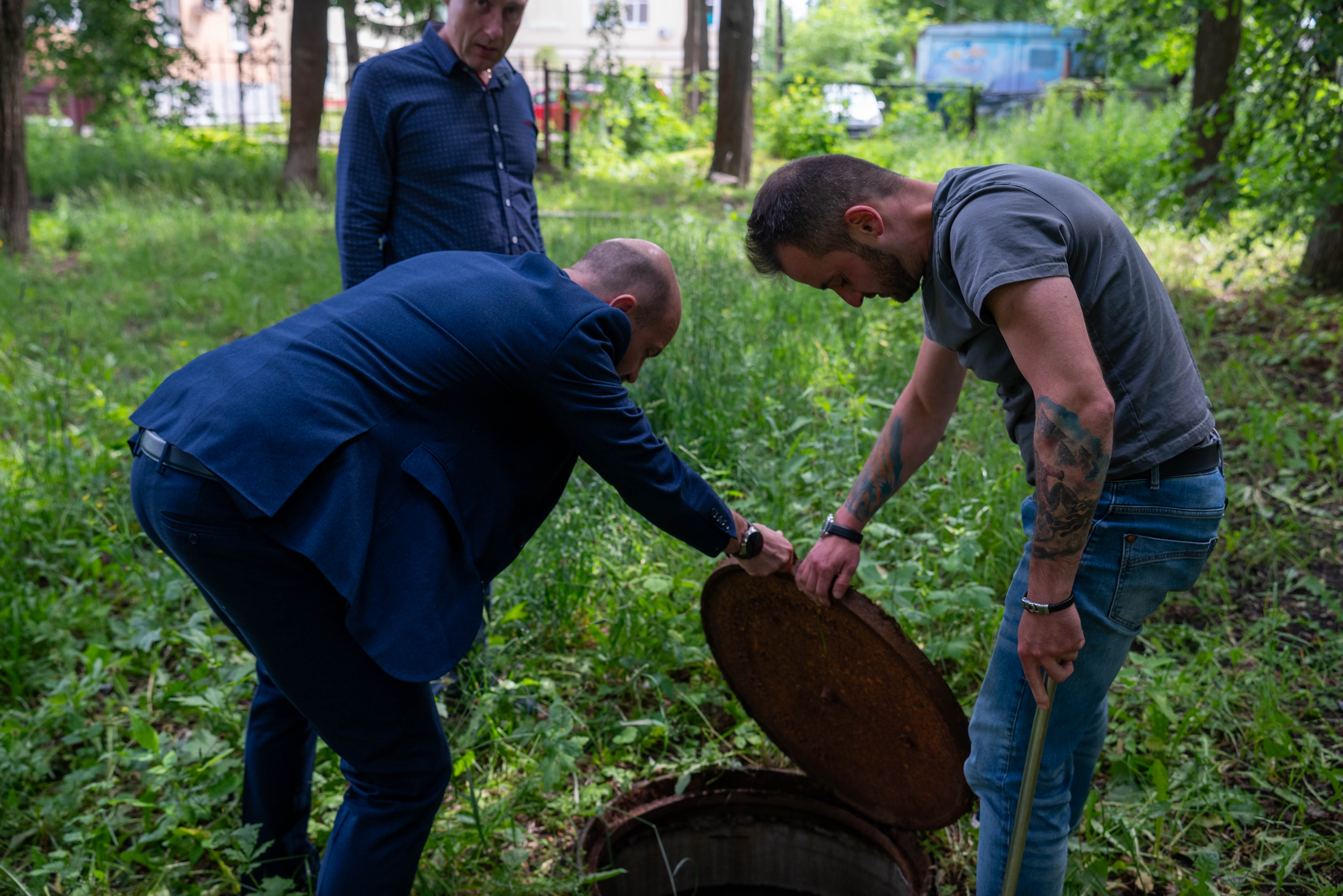 Начальник управления благоустройства, дорожного хозяйства и транспорта городского округа Фрязино Павел Никишин в рамках обхода территории проверил работу ливневой канализации вблизи дома №8Б по улице Институтской