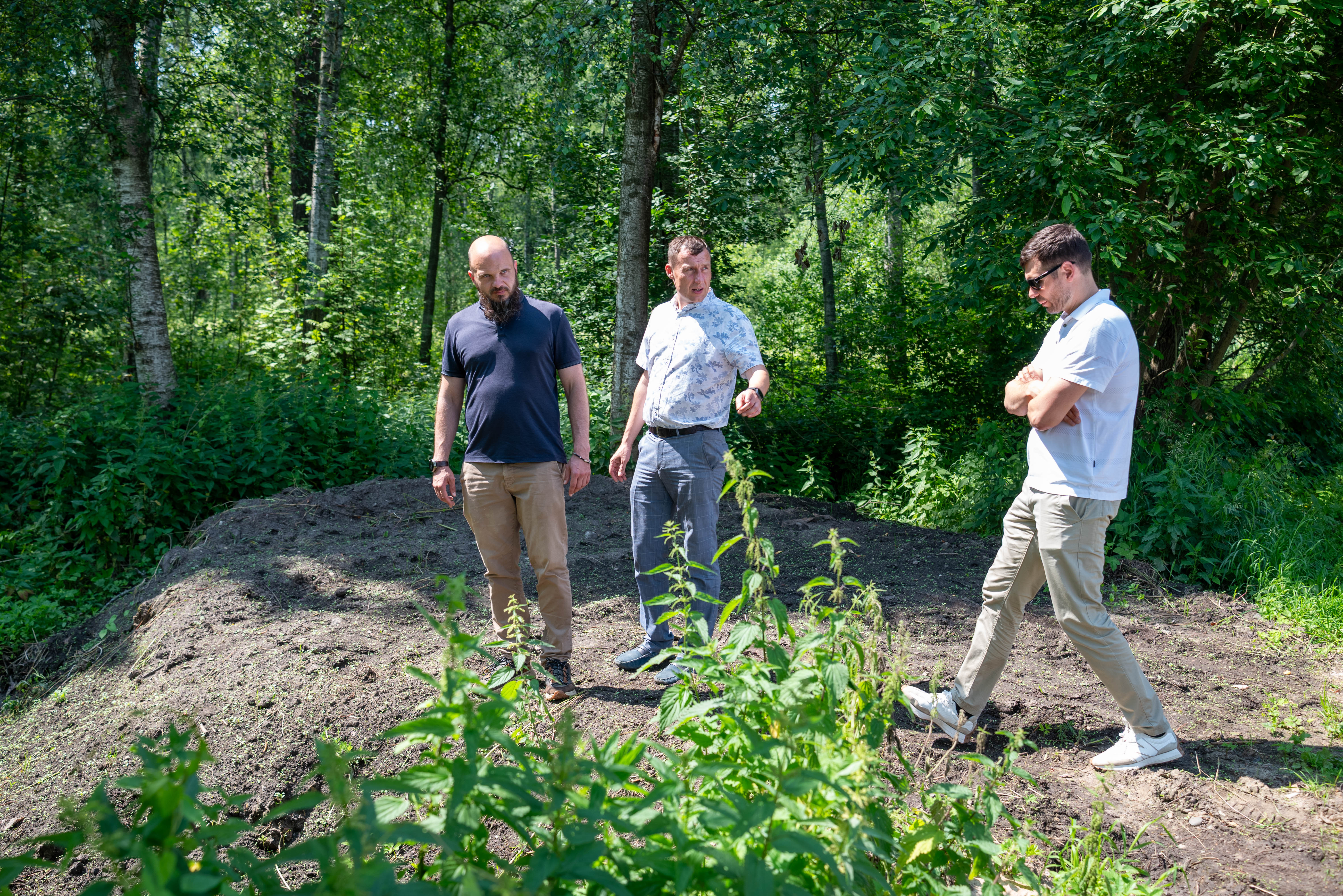 Начальник управления благоустройства, дорожного хозяйства и транспорта Павел Никишкин вместе с коллегами в рамках срочной выездной администрации провел встречу с заявителем у дома №44 на улице Горького
