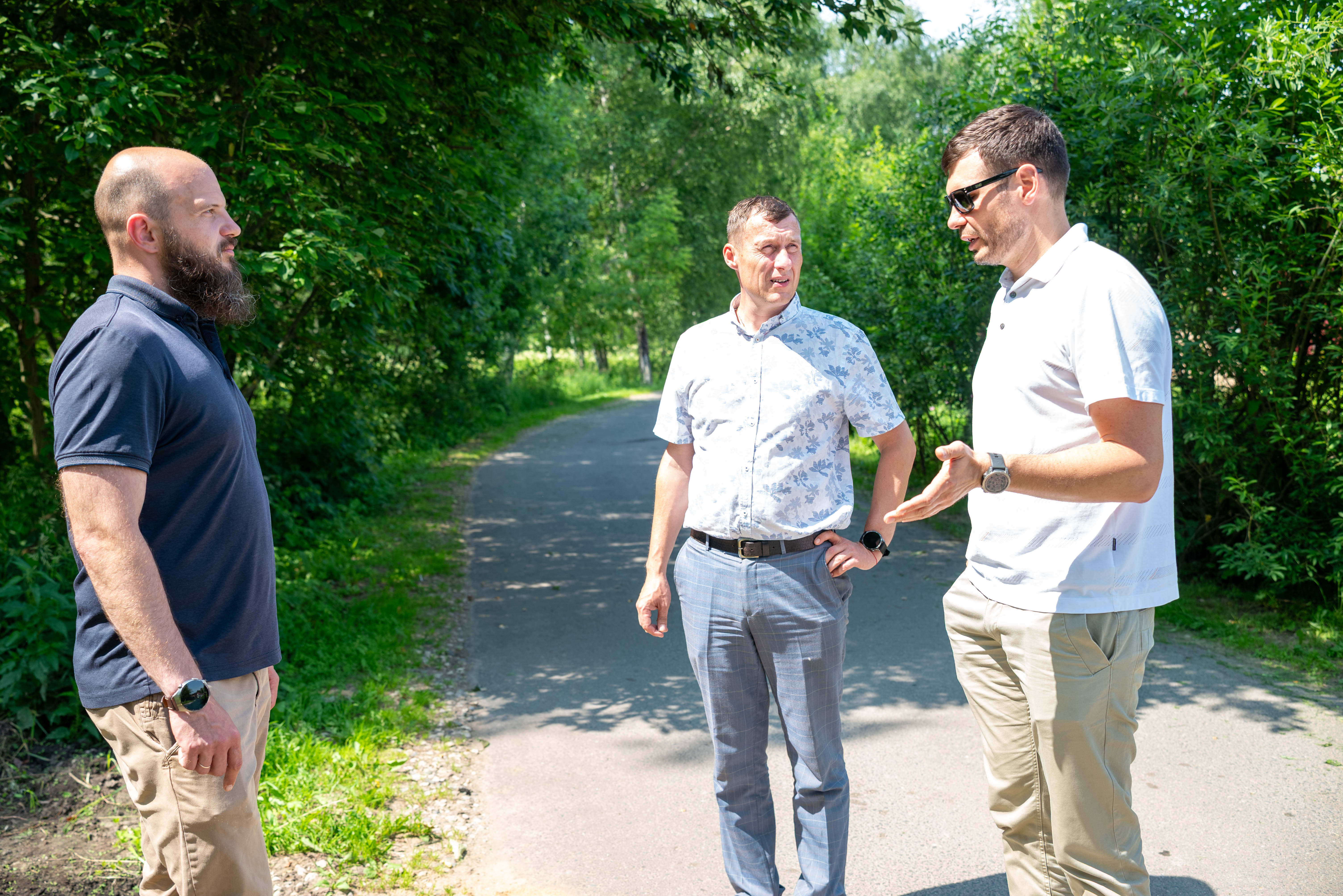 Начальник управления благоустройства, дорожного хозяйства и транспорта Павел Никишкин вместе с коллегами в рамках срочной выездной администрации провел встречу с заявителем у дома №44 на улице Горького