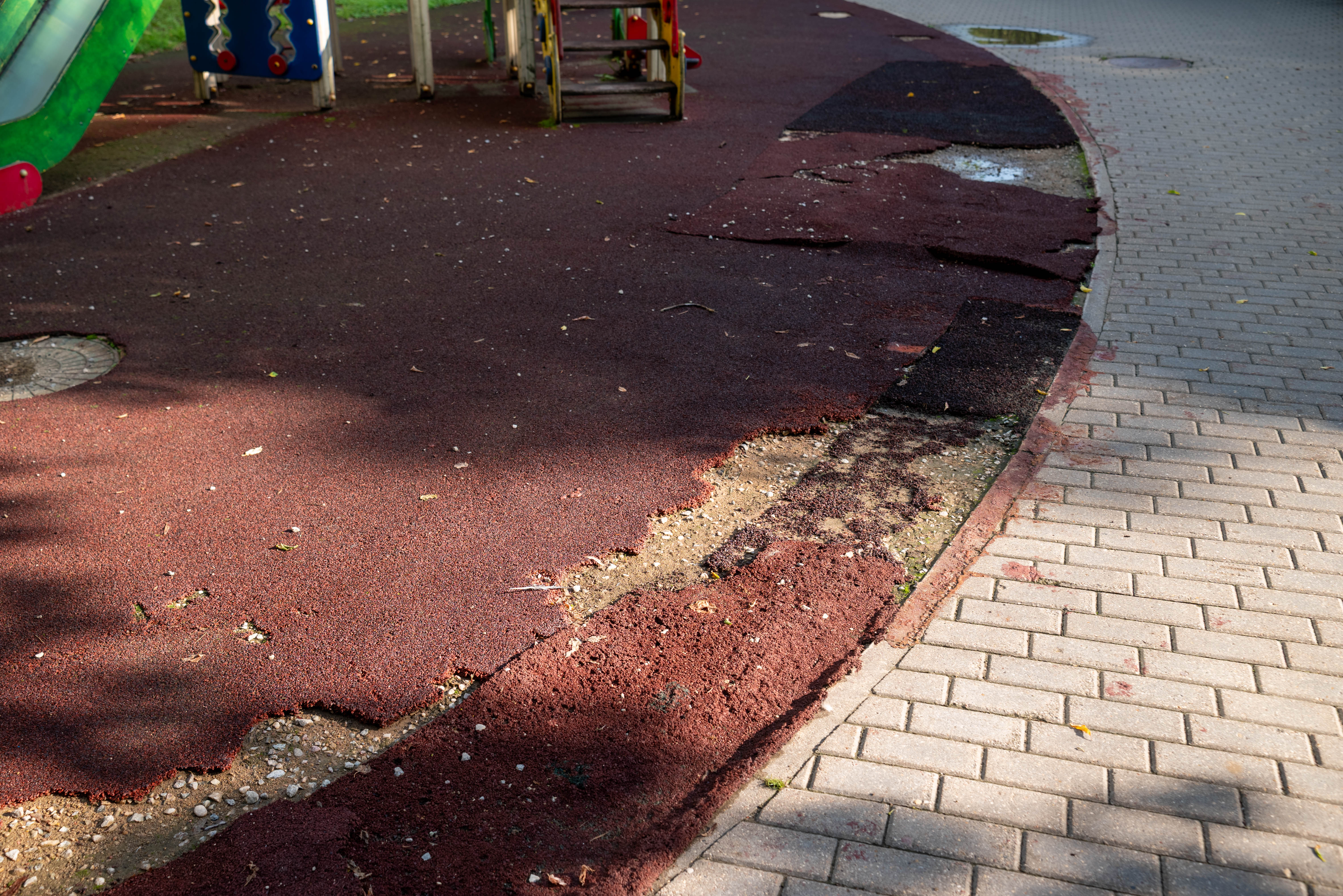 Начальник управления благоустройства, дорожного хозяйства и транспорта администрации города Фрязино Павел Никишкин в рамках обхода территории осмотрел детскую игровую площадку, расположенную на Аллее Газпрома возле дома №23 по улице Институтской.