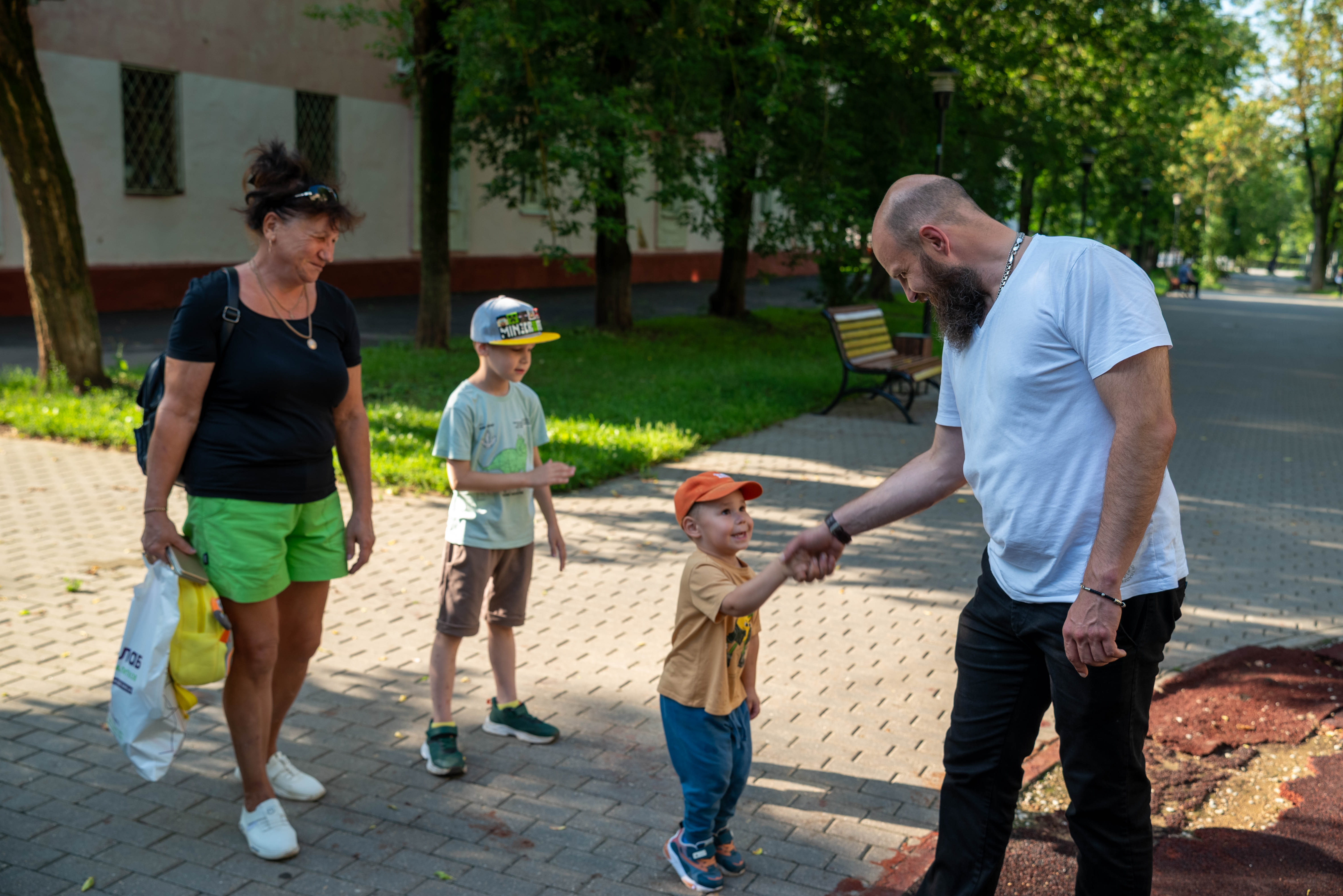 Начальник управления благоустройства, дорожного хозяйства и транспорта администрации города Фрязино Павел Никишкин в рамках обхода территории осмотрел детскую игровую площадку, расположенную на Аллее Газпрома возле дома №23 по улице Институтской.