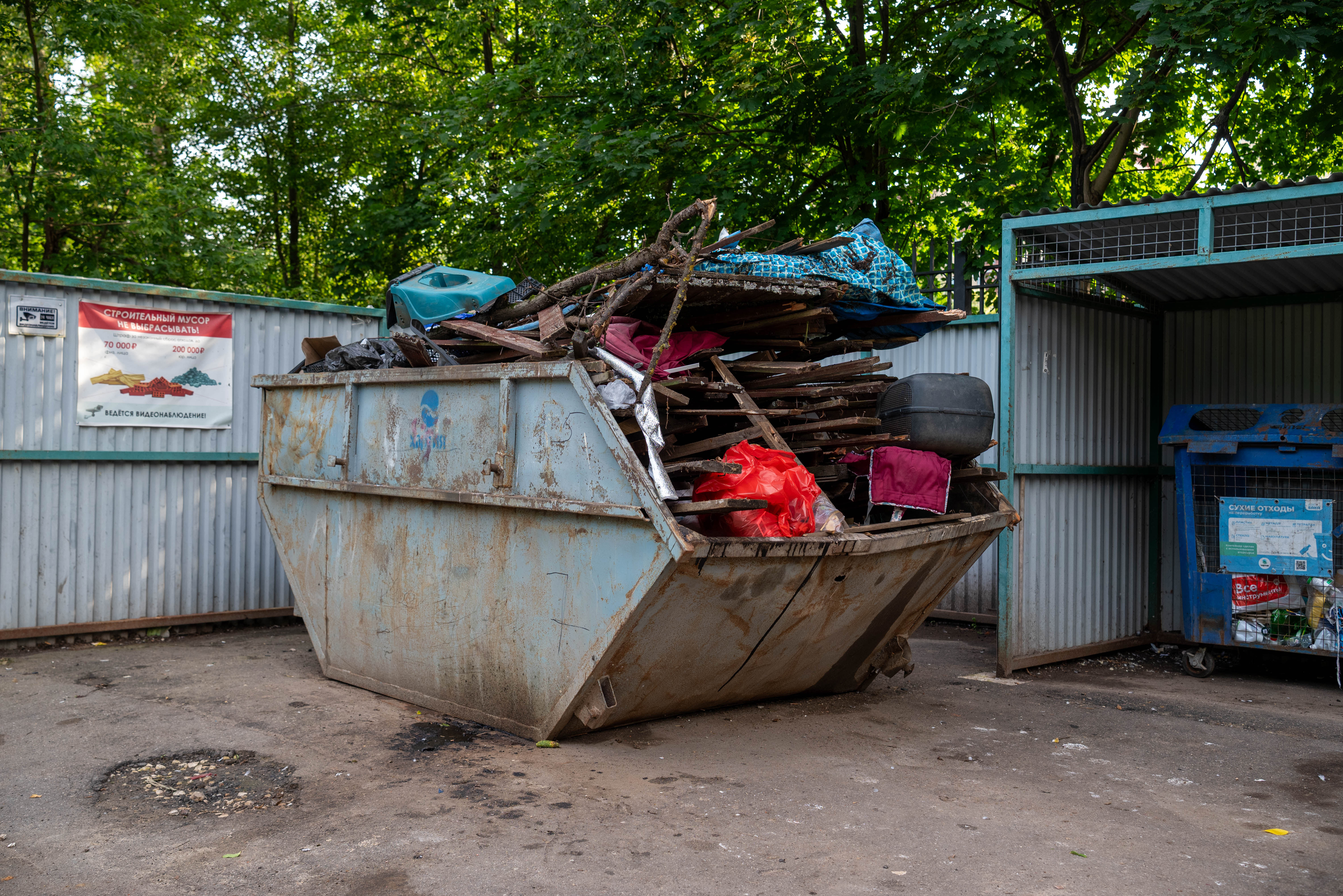 Начальник управления благоустройства, дорожного хозяйства и транспорта Павел Никишкин в рамках срочной выездной администрации лично осмотрел территорию возле спортивной школы "Олимп" со стороны улицы Попова. 