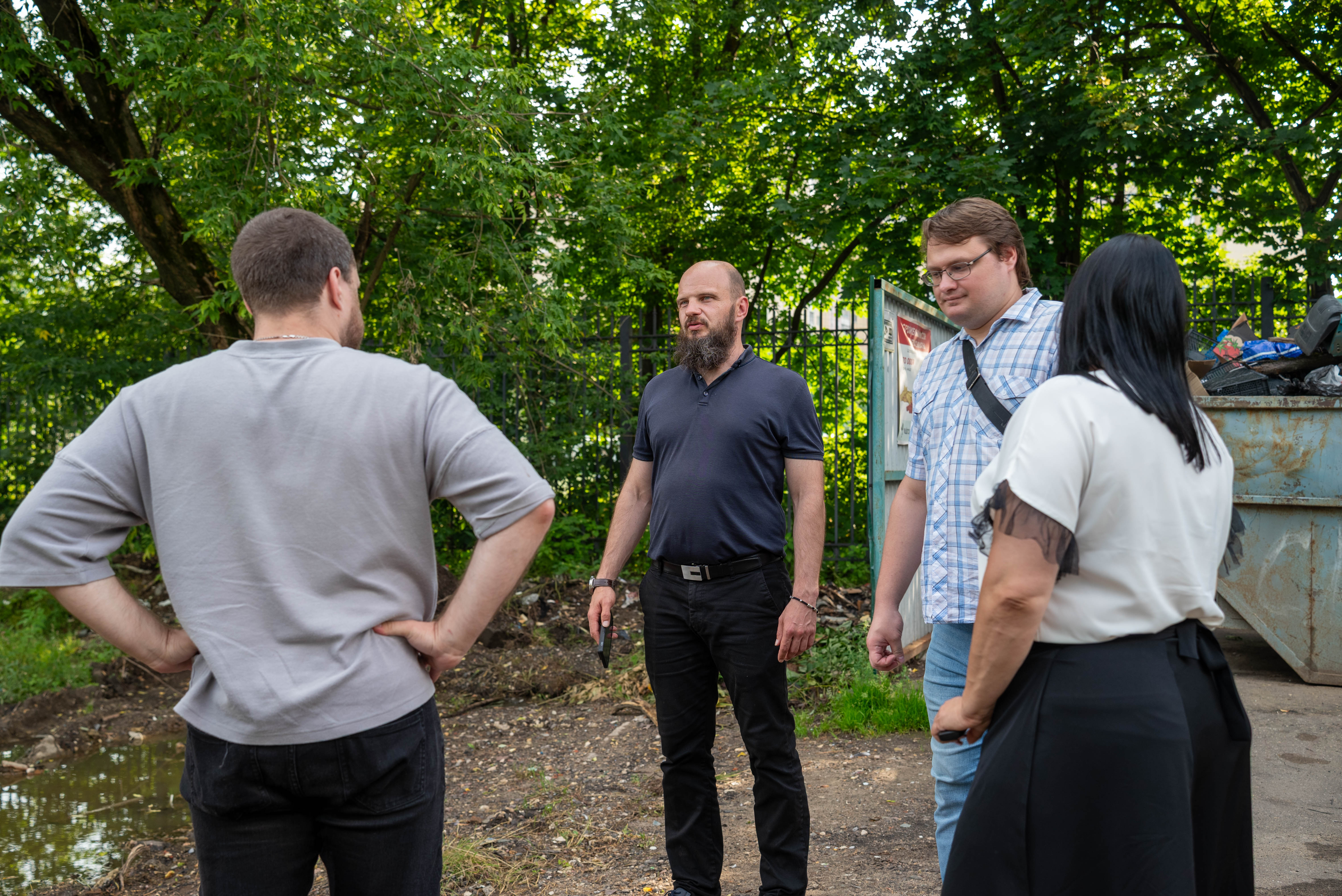 Начальник управления благоустройства, дорожного хозяйства и транспорта Павел Никишкин в рамках срочной выездной администрации лично осмотрел территорию возле спортивной школы "Олимп" со стороны улицы Попова. 