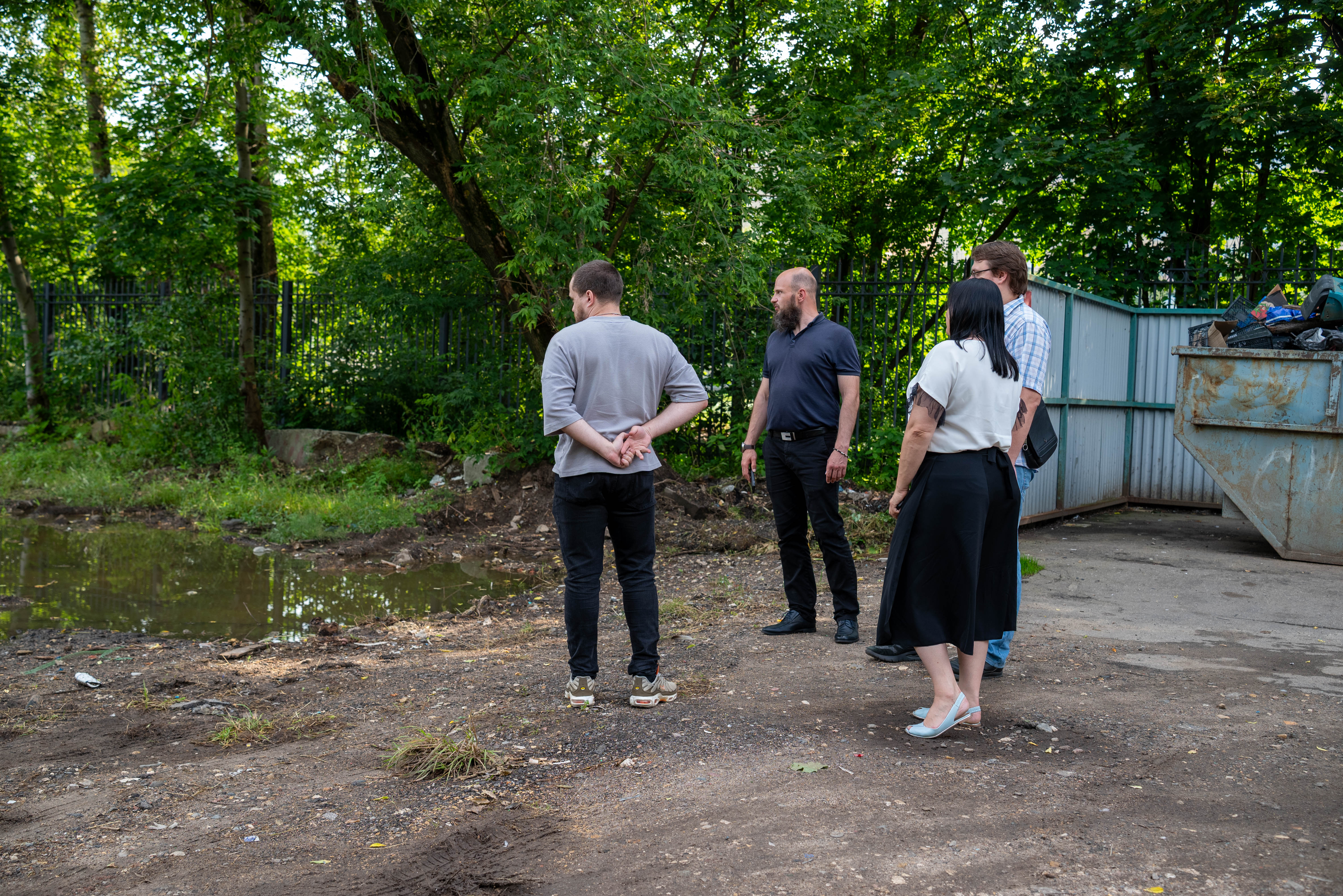 Начальник управления благоустройства, дорожного хозяйства и транспорта Павел Никишкин в рамках срочной выездной администрации лично осмотрел территорию возле спортивной школы "Олимп" со стороны улицы Попова. 