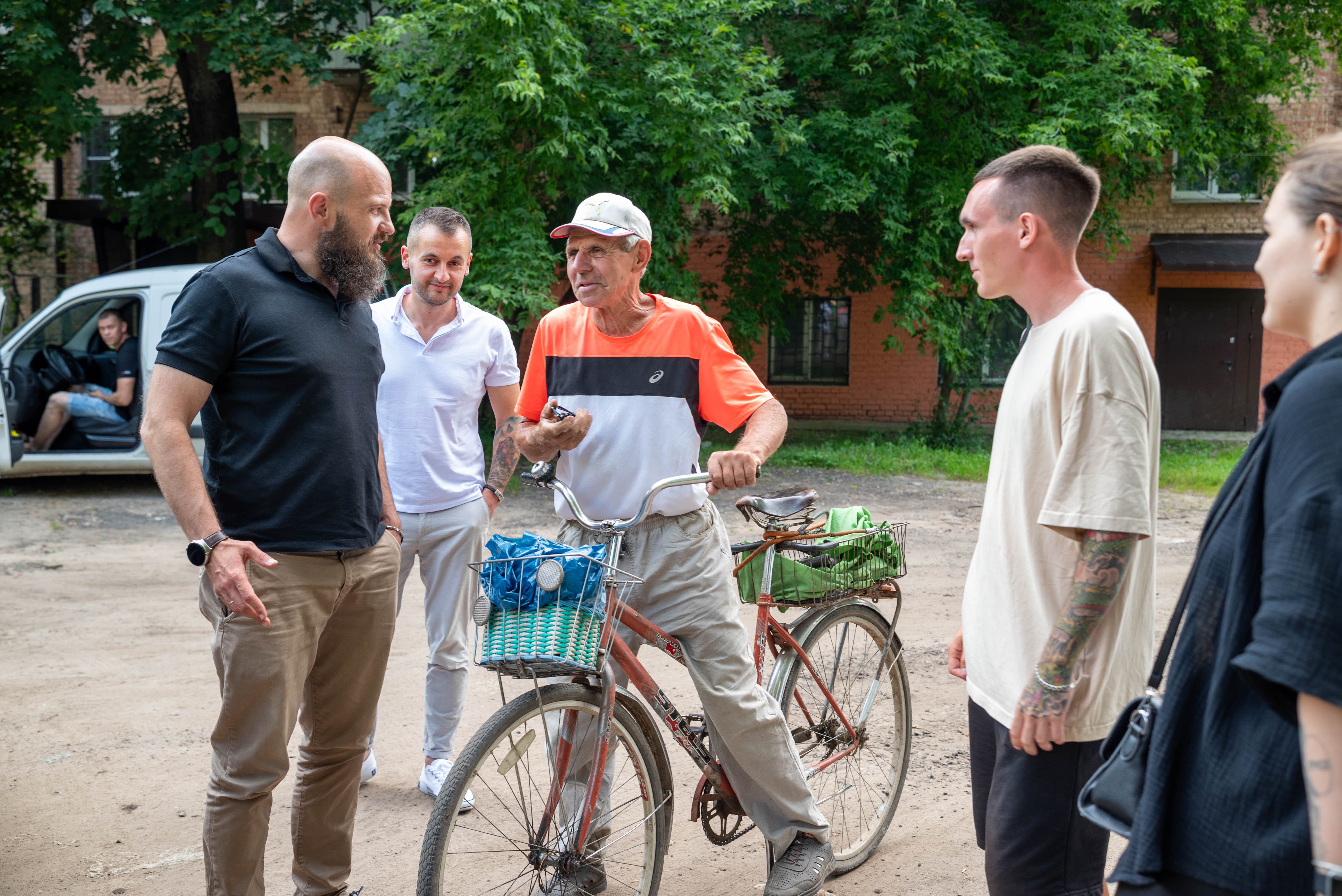 Начальник управления благоустройства, дорожного хозяйства и транспорта Павел Никишкин в рамках срочной выездной администрации лично проверил двор дома №19А по Вокзальной улице